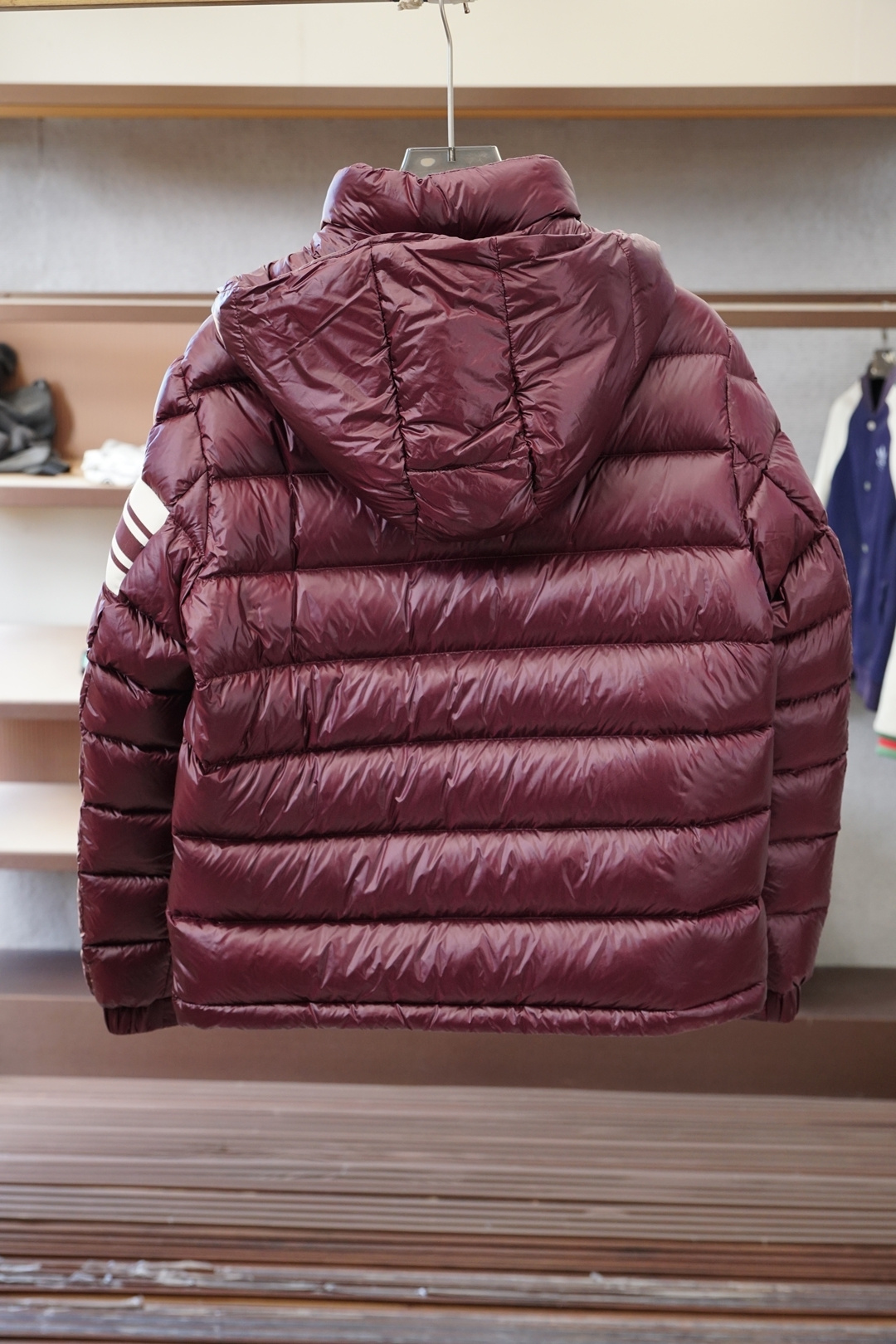 蒙口-Moncler、Moncler盟可睐25新款连帽同款羽绒服这款连帽保暖单品搭配拉链开合，演绎不对称