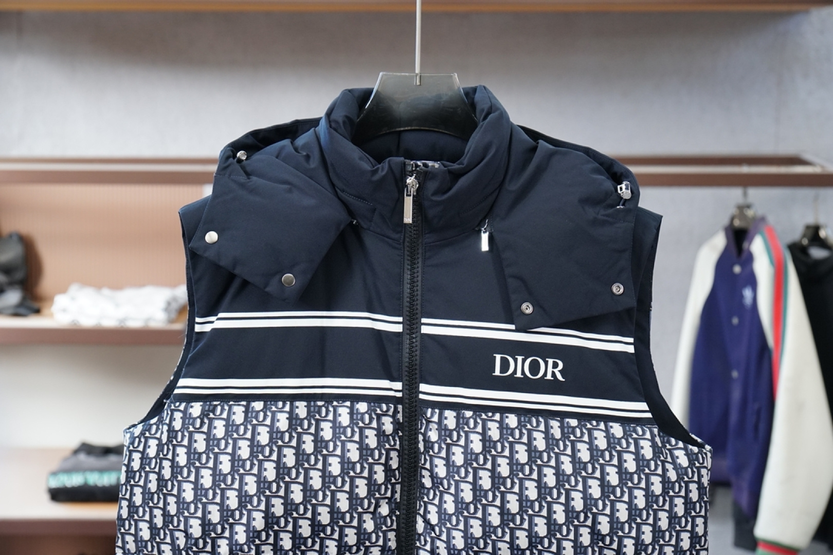 Dior迪奥- 联名羽绒马甲上身非常高街风！拉链 五金搭配更显高级！一款简简单单的设计让你在冬天不惧寒冷