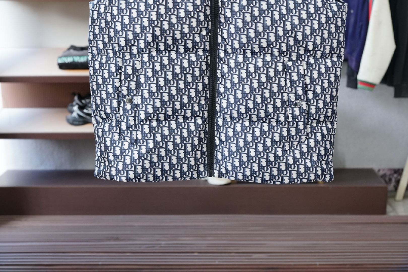 Dior迪奥- 联名羽绒马甲上身非常高街风！拉链 五金搭配更显高级！一款简简单单的设计让你在冬天不惧寒冷