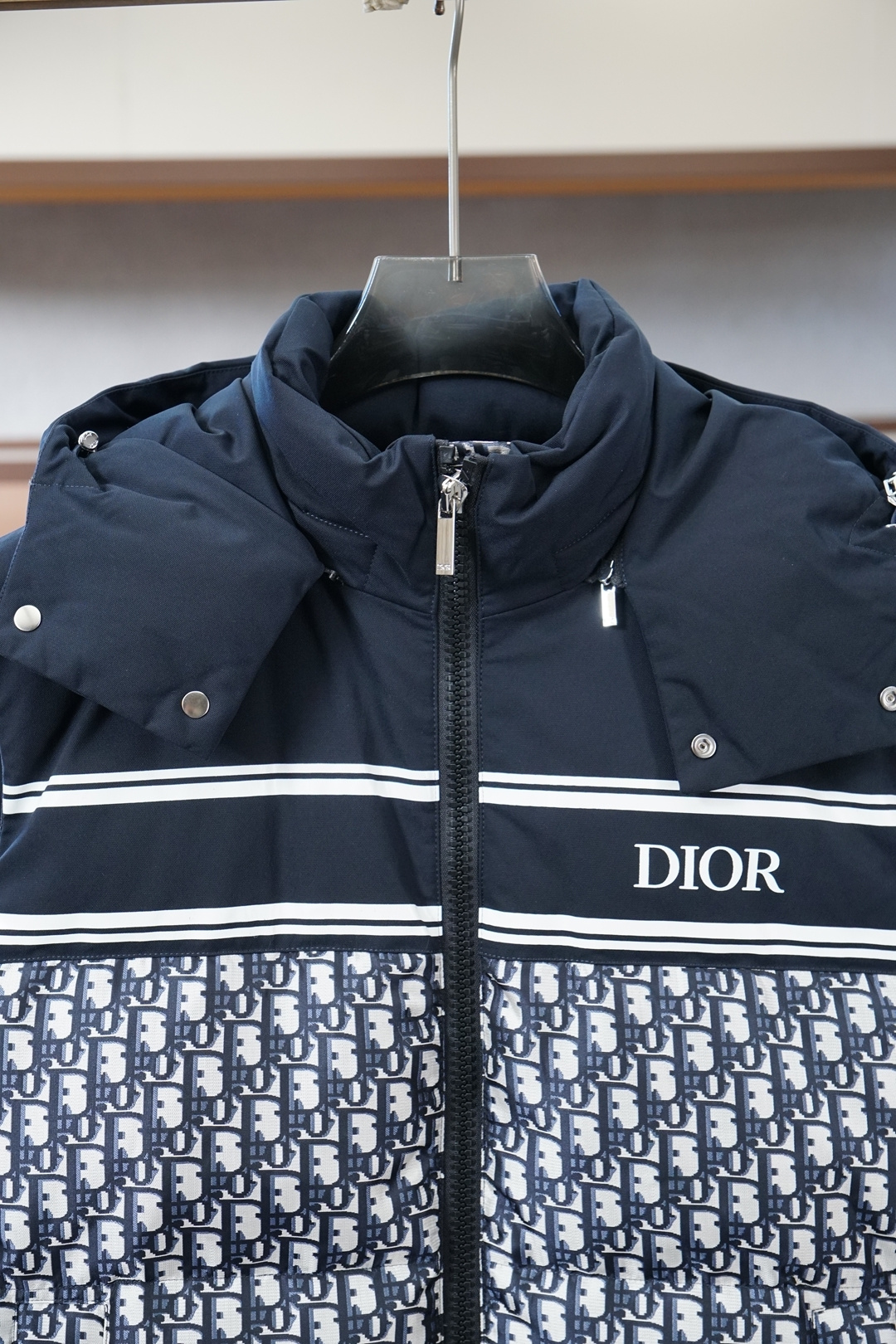 Dior迪奥- 联名羽绒马甲上身非常高街风！拉链 五金搭配更显高级！一款简简单单的设计让你在冬天不惧寒冷