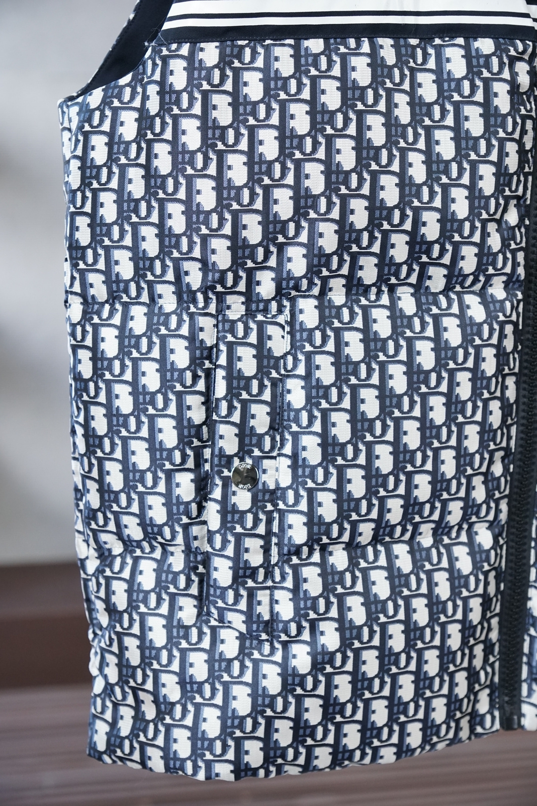 Dior迪奥- 联名羽绒马甲上身非常高街风！拉链 五金搭配更显高级！一款简简单单的设计让你在冬天不惧寒冷