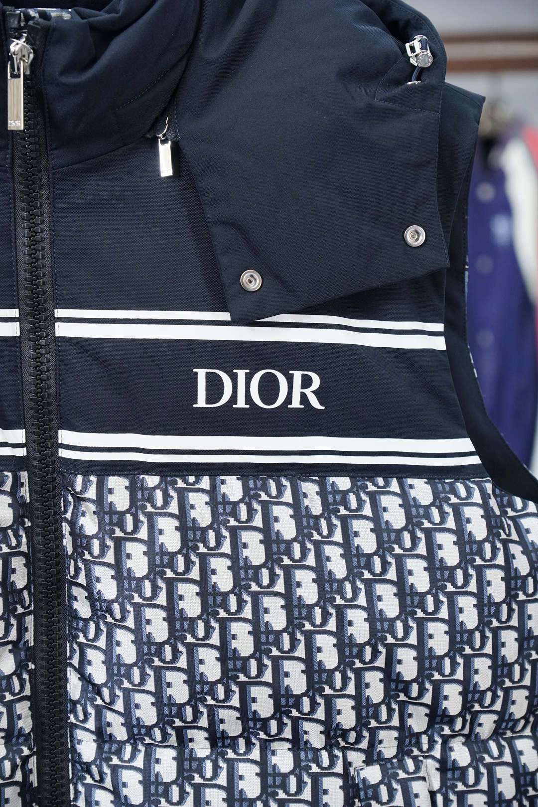 Dior迪奥- 联名羽绒马甲上身非常高街风！拉链 五金搭配更显高级！一款简简单单的设计让你在冬天不惧寒冷