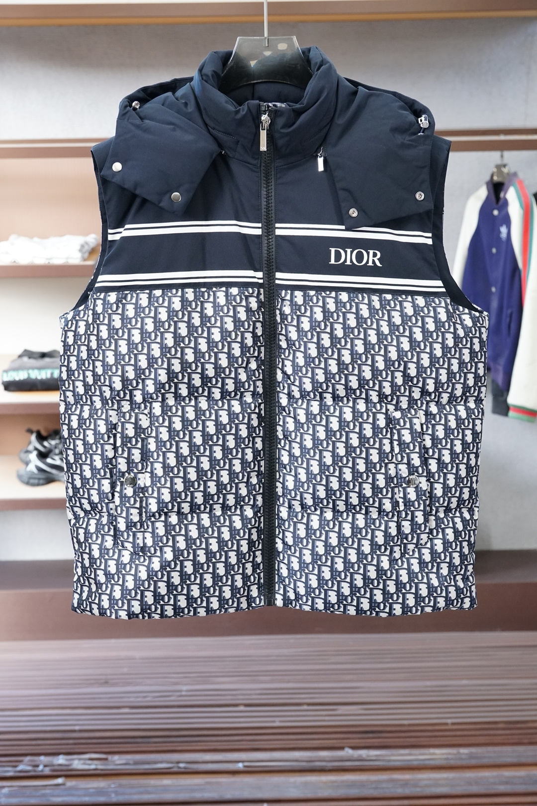 Dior迪奥- 联名羽绒马甲上身非常高街风！拉链 五金搭配更显高级！一款简简单单的设计让你在冬天不惧寒冷