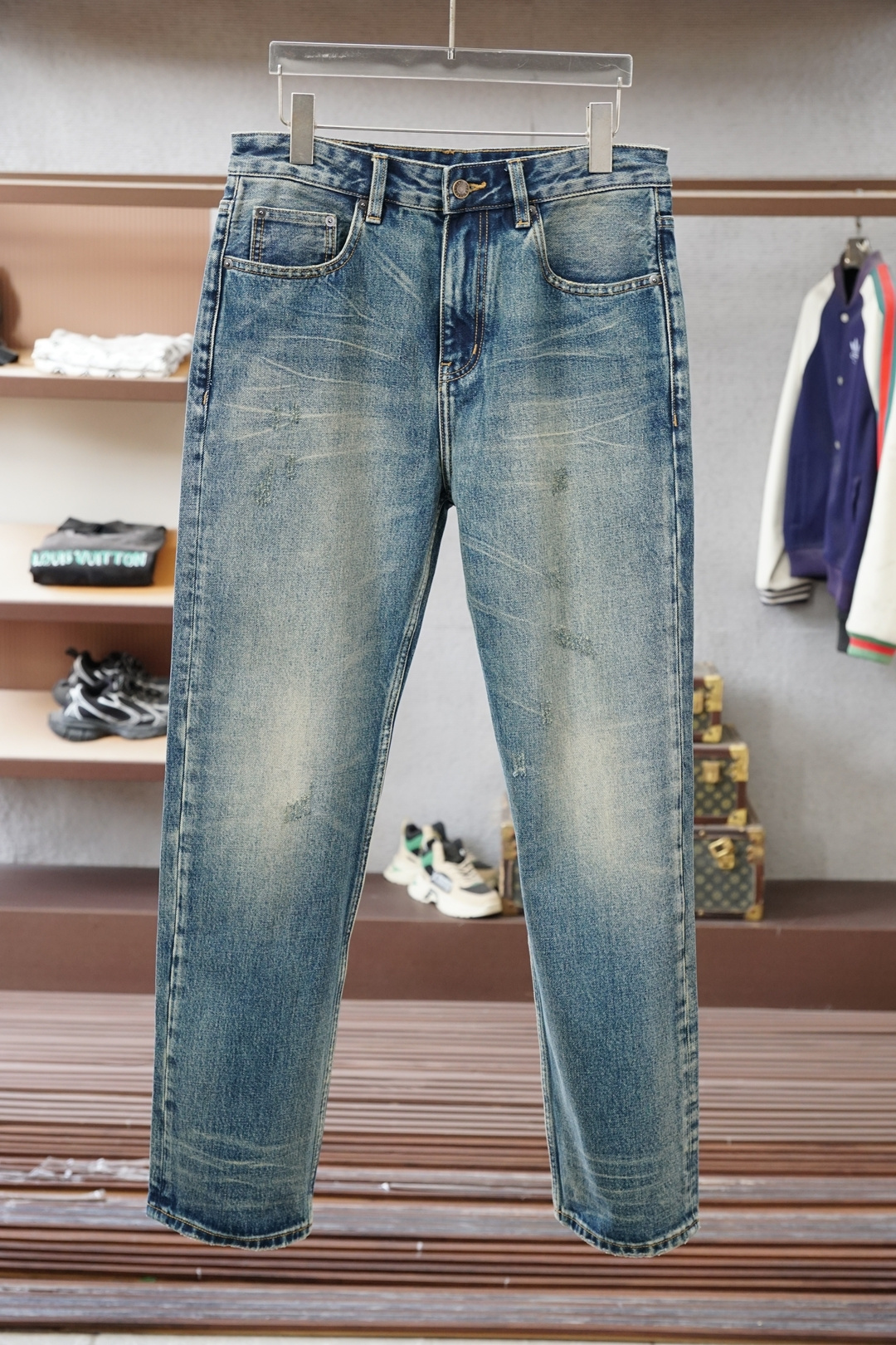 NO:690951,DG-25 counter is limited to 25/new products in autumn and winter. New godfather-level washed jeans. Luxurious feeling 25//ss official website counter 9000 Ocean new products are hot-selling. Original replica leather brand. Highly recommended. Complex craftsmanship + washed foreign trade. Quality and detail processing are in place. Luxurious details hardware accessories. Elastic slim straight pants. Size.29-38, 35 but not 37,,jeans,19860909DG-25专柜限量25/秋冬新品 新品教父级洗水牛仔裤 奢华感25//ss官网专柜9000大洋新品热销 原版复刻皮牌 重磅强烈推荐 复杂工艺工艺+洗水外贸 品质感细节处理满满到位 奢华感细节五金辅料 弹力修身直筒裤型 尺码.29-38有35无37码,,jeans,,Men's clothing