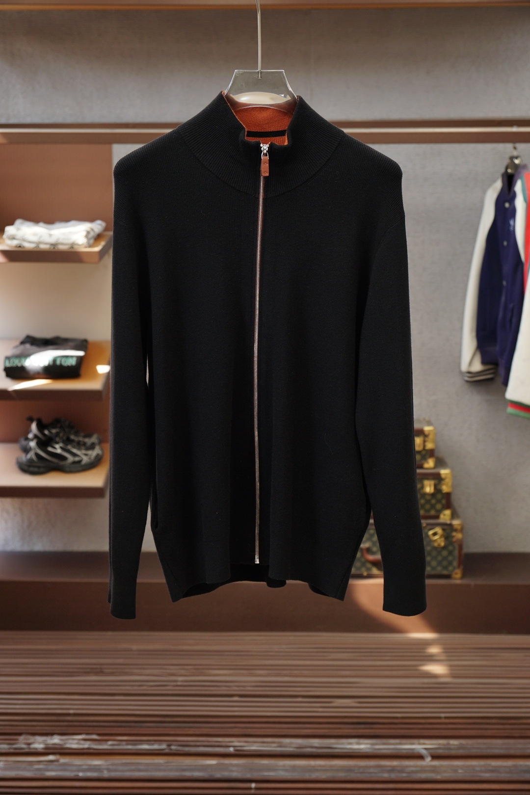 NO:690924,Ermenegildo Zegna-|| 2025 Autumn and Winter 1: Color Khaki Black Orange 2: Size M-3XL 3: Long-sleeved sweater  4: Natural blended fabric: 2 spandex, 12 nylon, 24 polyester fiber 62, an advantageous fabric with excellent comprehensive performance and focusing on comfort and drape. As long as you can follow the correct care methods of gentle washing in cold water, avoiding drying and wringing, and flat drying in the shade, it can provide you with a beautiful and comfortable wearing experience for a long time.,,zegna,19860909杰尼亚-|| 2025 秋冬 1:颜色卡其色 黑色 橙色 2:尺码M-3XL 3:版型长袖针织衫 4:天然混纺面料:2氨纶12锦纶24聚酯纤维62,综合性能优秀、以舒适度和垂感为核心的优势面料.只要您能遵循正确的冷水轻柔洗涤、避免甩干拧绞和平铺阴干的护理方法,它就能长久地为您提供美观与舒适的穿着体验.,,zegna,,Men's clothing