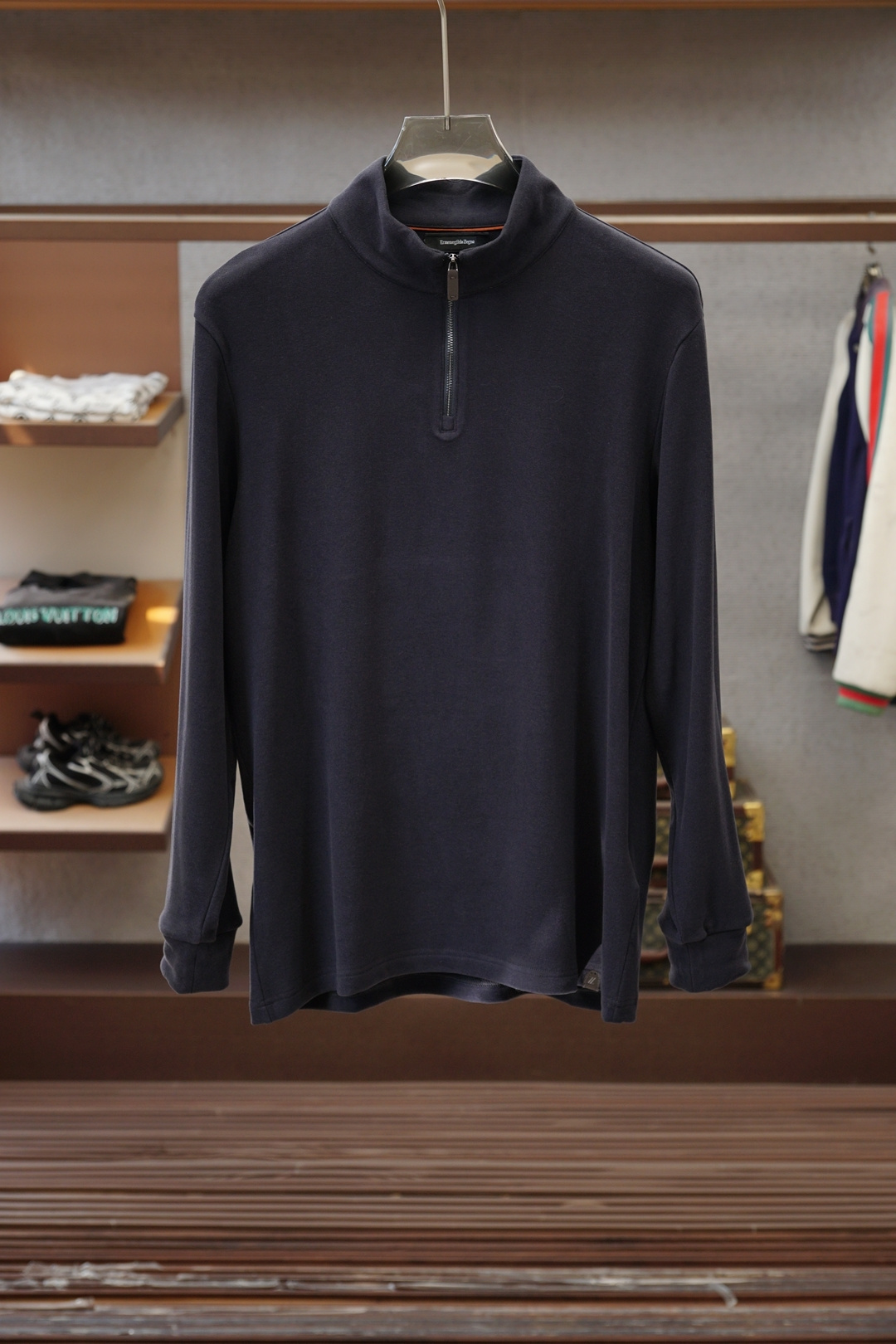 NO:690916,Ermenegildo Zegna - Z Home Series || 2025 Autumn and Winter Tencel cashmere double-sided. The fabric is fluffy and fine, moisture-absorbent and breathable without stuffiness, Lyocell soft skin feel, wool keeps warm and constant temperature, the garment is skin-friendly and warm, high elasticity. The details are designed with a semi-open stand-up collar structure, and the back collar is embellished with a contrasting collar. The pull tabs and clip labels are made of custom suede material, and the overall design is more advanced. Color Dark Gray White Brown  Size M-5XL, slightly wide stand-up collar, zegna, chamois leather,19860909杰尼亚-Z家系列款|| 2025 秋冬款天丝羊绒双面.面料蓬松细腻,吸湿透气性不闷汗,莱赛尔柔软肤感,羊毛保暖恒温,成衣亲肤温暖,高弹力 细节采用半开筒立领结构设计,后领以撞色领条点缀,拉片和夹标都用了定制麂皮材质,整体设计更显高级 颜色深灰 白色 咖色 码数M-5XL 版型微阔立领,,zegna,chamois leather,,Men's clothing