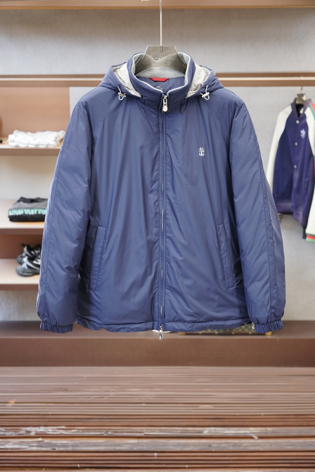 NO:623205,BC-Winter Collection] BC men's classic casual business down jacket (hood is removable), exclusively available through Hong Kong trade channels, celebrity bloggers' private collection list TO, the perfect blend of centuries-old Italian craftsmanship and modern aesthetics!  BC family continues the pedigree standard of the 'King of Cashmere' and this time launches the iconic down series. The iconic contrasting brand logo on the chest is vividly displayed on the clothes, just like the artistic graffiti on the streets of Florence, and outlines the smart brushstrokes of Italian aesthetics on the deep navy blue background. It will be launched through Hong Kong trading company channels in the autumn and winter of 25, pure quality certification!  It uses winter white duck down from the breeding area on the northern slope of the Alps. The down has been treated with twelve odor-purifying processes, and the down content reaches the industry's highest standard of more than 92%. The anti-splash technical fabric specially supplied from Italy is embedded with invisible reflective threads when the warp and weft lines are intertwined, and a tiny star-like shimmer will appear under the night. The detachable hat brim has a built-in magnetic adjustment system, and the door tube adopts the Swiss RIRI invisible zipper system. All hardware is engraved with the brand's exclusive totems.  The three-dimensional tailoring continues the brand's iconic micro-tapered silhouette, using three-dimensional splicing technology at the shoulders and hem. The navy blue main color is paired with the warm-toned brand logo on the chest, which not only retains the calm temperament required for business commuting, but also injects just the right color rhythm for winter wear. From office buildings in the financial district to Alpine ski resorts, a moving castle that can handle multiple scenes!  Size 48-56,,chanel,jackets & coats,down jacket,hats,alexander wang19860909BC-冬日典藏】BC男士经典休闲商务羽绒外套（连帽可拆卸）,香港贸易渠道专供,明星博主私藏清单TO,意大利百年工艺与现代美学的完美交融！ BC家延续“山羊绒之王”的血统标准,本次重磅推出标志性羽绒系列.胸前标志性撞色品牌图标跃然衣身,如同佛罗伦萨街头的艺术涂鸦,在深邃海军蓝底色上勾勒出意式美学的灵动笔触.25年秋冬香港贸易公司渠道首发,纯正品质认证！ 采用阿尔卑斯山脉北坡养殖区的冬季白鸭绒,绒朵经过十二道净味工艺处理,充绒量达行业最高标准的92以上.意大利特供的防泼溅科技面料,在经纬线交织时嵌入隐形反光丝线,夜幕下会浮现细碎星芒般的微光.可拆卸帽沿内置磁吸调节系统,门筒采用瑞士RIRI隐形拉链系统,所有五金皆刻有品牌专属图腾. 立体剪裁延续品牌标志性的微锥形廓形,在肩部与下摆处采用三维拼接工艺.海军蓝主色调搭配胸前暖调品牌标识,既保留商务通勤所需的沉稳气质,又为冬日穿搭注入恰到好处的色彩韵律.从金融区写字楼到阿尔卑斯滑雪场,一件驾驭多重场景的移动城堡！ 尺码48-56,,chanel,jackets & coats,down jacket,hats,alexander wang,Men's clothing