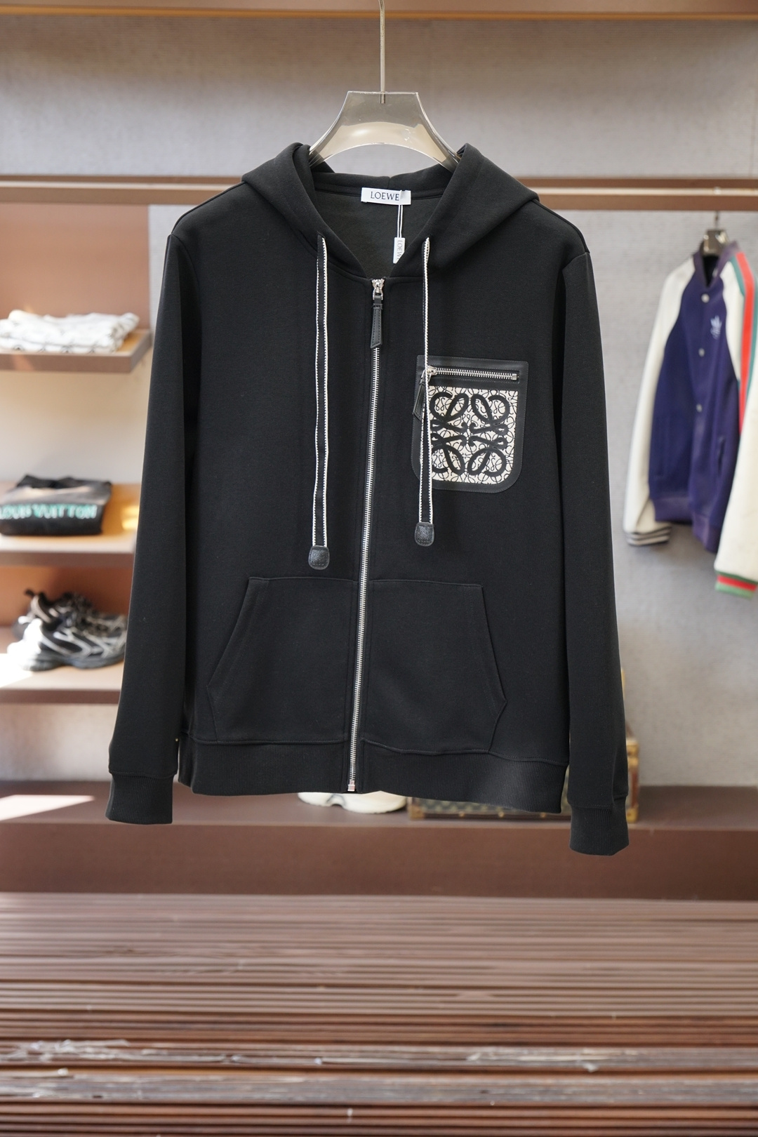 NO:623201,Loewe Luo Yiwei/2025 autumn and winter new series  Fashionable and classic men's round-neck zipper jacket - made of 400G pure cotton double-ply yarn, which not only ensures the comfort and skin-friendlyness of the clothing, but also greatly improves its durability and warmth. This high-weight pure cotton fabric is treated with a special weaving method to form a texture as delicate and elastic as tripe. It can fit the body shape when worn without losing room for free movement. It is an ideal choice for daily wear. Simple and fashionable, the embroidered logo logo on the front chest is more classy.  Whether paired with casual pants or jeans, this crew neck sweatshirt can be easily worn and becomes a versatile item in your wardrobe. It can not only meet your requirements for daily comfort, but also inadvertently reveal your unique taste and fashion attitude, making you stand out from the crowd. Sizes M-3XL,, loewe, loewe, hoodie, sweatshirts, jeans, jackets & coats, alexander wang19860909Loewe罗意威/2025秋冬系列上新 时尚经典男士圆领拉链外套-采用400G纯棉双股纱材质,不仅确保了衣物的舒适亲肤性,还大大提升了其耐用性和保暖性.这种高克重的纯棉面料,经过特殊织法处理,形成如牛肚般细腻且有弹性的质感,穿着时既能贴合身形,又不失自由活动的空间,是日常穿搭的理想选择.简单时尚,前胸刺绣logo标识装饰更显档次 无论是搭配休闲裤还是牛仔裤这款圆领卫衣都能轻松驾驭,成为你衣橱中的百搭单品.它不仅能够满足你对日常穿着舒适度的要求,更能在不经意间流露出你的独特品味和时尚态度,让你在人群中脱颖而出.尺码M-3XL,,loewe,loewe,hoodie,sweatshirts,jeans,jackets & coats,alexander wang,Men's clothing