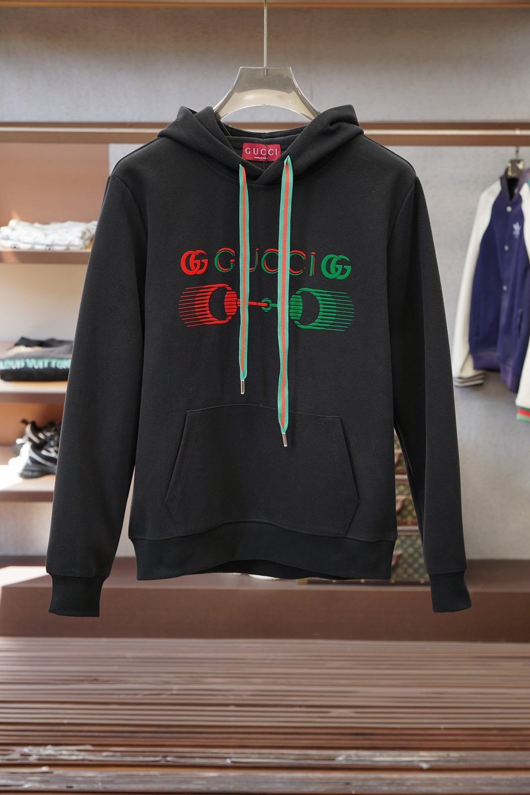 NO:623197,Gucci - 2025 autumn and winter series new fashion classic men's round neck sweatshirt!  The use of 400G pure cotton double-ply yarn not only ensures the comfort and skin-friendliness of the clothing, but also greatly improves its durability and warmth. This high-weight pure cotton fabric is processed with a special weaving method to form a texture as delicate and elastic as tripe. When worn, it can fit the body shape without losing room for free movement, making it an ideal choice for daily wear. Simple and fashionable, the embroidered logo on the front chest is more classy.  Whether worn with casual pants or jeans, this round-neck sweatshirt can be easily worn and becomes a versatile item in your wardrobe. It can not only meet your requirements for daily comfort, but also inadvertently reveal your unique taste and fashion attitude, making you stand out from the crowd. Sizes M-3XL, gucci, hoodie, sweatshirts, jeans, alexander wang19860909Gucci古奇-2025秋冬系列上新 时尚经典男士圆领卫衣！采用400G纯棉双股纱材质,不仅确保了衣物的舒适亲肤性,还大大提升了其耐用性和保暖性.这种高克重的纯棉面料,经过特殊织法处理,形成如牛肚般细腻且有弹性的质感,穿着时既能贴合身形,又不失自由活动的空间,是日常穿搭的理想选择.简单时尚,前胸刺绣logo标识装饰更显档次 无论是搭配休闲裤还是牛仔裤这款圆领卫衣都能轻松驾驭,成为你衣橱中的百搭单品.它不仅能够满足你对日常穿着舒适度的要求,更能在不经意间流露出你的独特品味和时尚态度,让你在人群中脱颖而出.尺码M-3XL,,gucci,hoodie,sweatshirts,jeans,alexander wang,Men's clothing