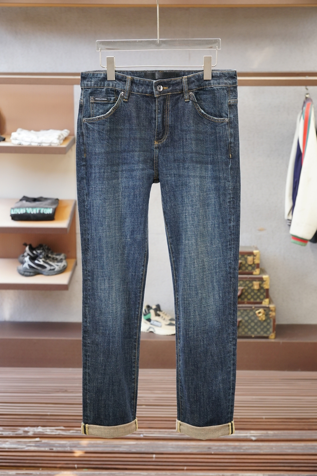 NO:623185,Gucci Gucci/25 years of simple, high-end, light luxury style, classic slim-fit small straight jeans, tailoring design, versatile business jeans for men's commuting!  Simplicity is not simple. It symbolizes comfort and elegance!  !  Full of style. Super stylish, simple and comfortable!  It feels gentle to the touch, delicate to the touch, super soft and breathable, just right for this season, very high-end, and rich in design, and the upper body effect is great!  Produced by the original factory, recommended for the first time in the industry, with a simple design, it can completely settle the impatience in men's hearts and add that unique fashion charm. It is more suitable for men who have experienced various vicissitudes of life!  And the logo of the latest embroidery series is integrated into the front pocket. This series of items can be said to be completely tailor-made for urban men. In addition to high-end classics, it also takes into account fashionable temperament, showing a strong retro atmosphere and nostalgic style. It has a unique charm, full of style, and traditional high-standard business and leisure. It conveys personality and fashionable temperament charm, highlights exquisiteness and fashion charm, and highlights its own specifications and grades. A must-have classic high-end series!,, gucci, jeans, alexander  wang19860909Gucci古奇/25年简约高端轻奢范经典修身小直筒牛仔裤版型裁剪设计男士通勤百搭商务牛仔裤！简约不简单.象征着舒适、优雅！！十足腔调.超有型,简洁舒适！手感温和、触感细腻,超柔和透气,正适合这个时节,非常高档,及其富有设计感,上身效果非常棒！原厂代工出品,业内首发推荐,简约的设计,它可以将男人心中那种浮躁彻底沉淀,增添那种独特的时尚魅力,它更加适合那种已经经历过各种沧桑岁月的男士！并且前口袋部其中融入了最新的刺绣系列的标志,这个系列的单品可以说是完全为都市型男量身定做,高级经典之外,并且兼顾时髦气质,尽显浓郁的复古气息和怀旧风情,有着一股独特的韵味,格调感十足,与传统的高规商务休闲中,传递个性与时髦气质魅力,凸显精致与时尚魅力,彰显自身的规格档次所在.必入的经典高端系列!,,gucci,jeans,alexander wang,Men's clothing