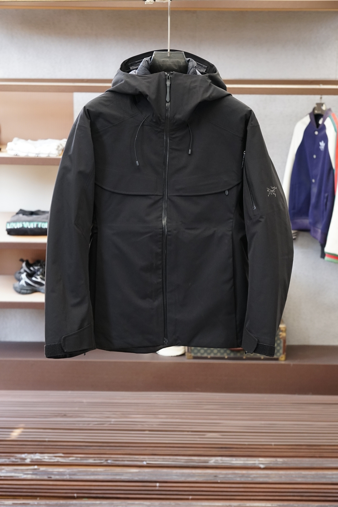 NO:623218,One piece from the Archaeopteryx/Three-Color Mountain Series can take care of all your daily life in the wilderness' (pictured are black/rice/military green, three pieces from the same series) 01 Three-color, three 'textures that don't have to be entangled' Black is the 'urban invisibility cloak', matte fabric wrapped in 750-fill goose down, the moment the zipper is closed, the cold wind and the gazes of passers-by are locked out of the clothes;  Rice is the color of 'Morning Mist Mountain Rock', and the white bird logo on the chest is hidden in the light tone. When you sit in a coffee shop, it gives you a 'cold feeling of elegance' that even the minimalist party praises; military green is the 'original style of camping', and the three-dimensional tailoring of the pockets and shoulder lines is like just coming back from hiking in the forest - even the cuffs are the low-key code of 'outdoor genes'. 02 The same series, the same 'quiet hard work' No matter which piece you choose, they all carry the 'temperature difference wisdom' of Archaeopteryx.  Use 90% down goose down on the chest/back to lock in the temperature, and use breathable cotton under the arms/brim to wick away sweat - even if you rush from the heating room to the sub-zero streets, you can still be 'warm but not stuffy'; the hood is 'helmet compatible' with a loose feel, tightening it is a wind-resistant weapon, loosening it is an atmospheric accessory. 03 One piece, it is the ticket to 'mountain life'. Choose black, it is a 'low-key hard shell' in the office building;  Choosing beige is a 'minimalist warm cabin' in a cafe; choosing military green is a 'mobile camp' for hiking in the countryside - these three items are never clothes, but 'bringing the freedom of the wilderness into every day', arc'teryx, hats, alexander wang19860909始祖鸟/三色山系一件,承包你所有的旷野日常」（配图黑/米/军绿这三件同系列款） 01 三色,是三种「不用纠结的质感」 黑是「都市隐身衣」,哑光面料裹着750蓬鹅绒,拉链拉合的瞬间,把寒风和路人的目光一起锁在衣外； 米是「晨雾山岩色」,浅调里藏着胸口白鸟标,往咖啡店里一坐,是极简党都夸的「冷感贵气」； 军绿是「野营原生气」,口袋和肩线的立体剪裁,像刚从森林徒步回来——连袖口的束带,都是「户外基因」的低调暗号. 02 同系列,同一份「不动声色的狠活」 不管选哪件,都揣着始祖鸟的「温差智慧」 胸口/后背用90绒子的鹅绒锁温,腋下/帽檐换透气棉排汗—— 哪怕从暖气房冲去零下的街头,也能「暖而不闷」； 风帽是「兼容头盔」的松弛感,拉紧是抗风利器,松开是穿搭氛围件. 03 一件,是「山系生活」的入场券 选黑色,是写字楼里的「低调硬壳」； 选米色,是咖啡馆里的「极简暖舱」； 选军绿,是郊野徒步的「移动营地」—— 这三件,从来不是衣服,是「把旷野的自在,穿进每个日常」,arc'teryx,hats,alexander wang,Men's clothing