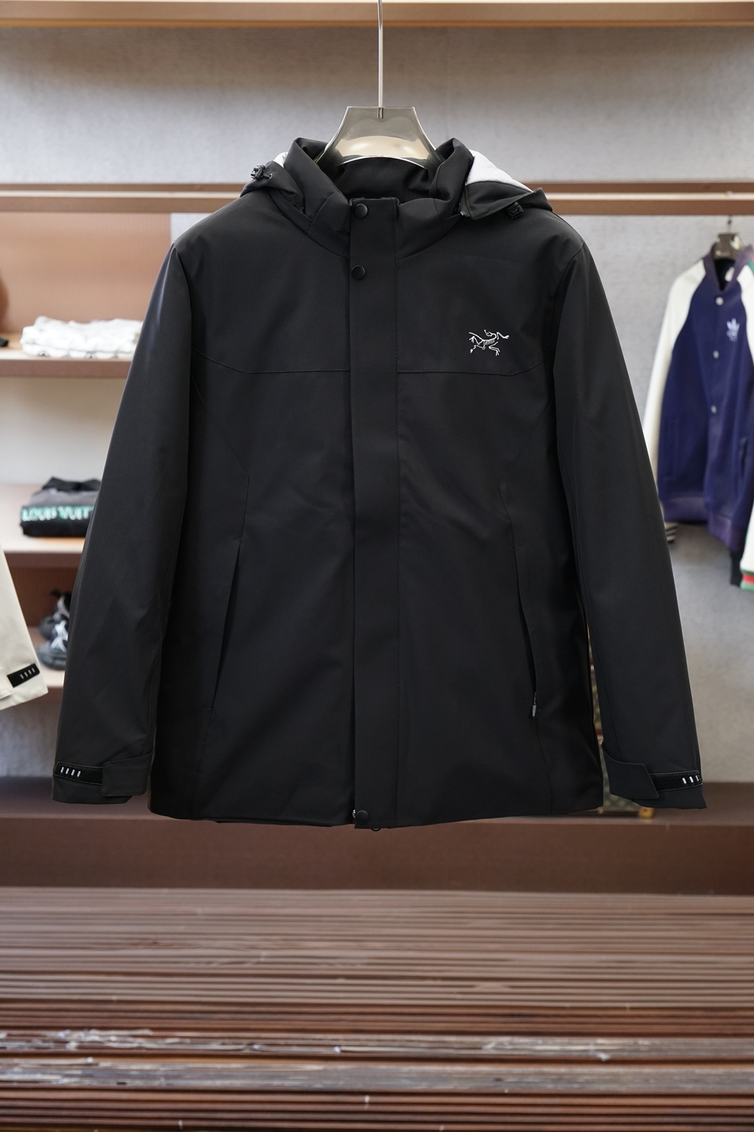 NO:623214,'The Arc'teryx/Misty White Mountain series brings minimalist warmth to daily wear.' 01 is a 'low saturation aesthetic' and an 'invisible warm cabin'. 90 velvet is like kneading the mountain breeze in the morning mist into soft warmth - the light beige matte fabric, with the looming 'light climbing white bird logo' on the chest, once you stop in the city, it is the clean texture that 'minimalist party' will fall into at a glance;  The delicate texture of the water-repellent fabric and even the drooping arc of the hood are like 'rocks wrapped in clouds'. It is so low-key that only those who have stretched out their hands to touch it will understand this 'soft but not collapsed' outdoor confidence. 02 The details are 'hard work hidden in low-key'. The black strips on the cuffs cover the warmth while riding, and the narrow edges exposed when raising your hands are the finishing touch in the light white;  The zone-filled 'temperature difference wisdom' uses goose down on the chest/back to lock in temperature, and the armpits/brims are replaced with breathable cotton to wick away sweat - even if you rush from the heating room to the convenience store, your back will not be sweaty; the hood is 'compatible with all scenes' and has a loose feel. The drawstring can wrap half of the face to resist the cold wind, and hangs behind the shoulders when loosened. It is a 'lazy atmosphere accessory' in commuting wear. 03 One piece, let the 'mountain gene' adapt to all life  When hiking in the countryside on the weekend, it is a water-proof 'mobile heating cabin'; when worn with dark trousers on Monday, it is a 'cold and luxurious' commuting brand in the office; even when I go downstairs to pick up express delivery, putting it on makes me look like a 'minimalist blogger who just finished work in the snow mountain camp' - this light white is never a color, it is the confidence to 'put the cleanliness of the wilderness into fireworks', arc'teryx, hats, alexander wang19860909「 始祖鸟/雾白山系把极简暖感穿成日常顶配」 01 是「低饱和美学」,更是「隐形暖舱」 90绒子,像把晨雾里的山风揉成了软暖—— 浅米白的哑光面料,配着胸口若隐若现的「轻攀白鸟标」,往都市里一站,是「极简党」一眼沦陷的干净质感； 而防泼水面料的细腻肌理,连风帽垂落的弧度都像「被云裹过的山岩」,低调到只有伸手摸过的人,才懂这「软而不塌」的户外底气. 02 细节是「藏在低调里的狠活」 袖口黑条束口骑车时兜住暖意,抬手时露出的窄边,是浅白里的点睛锐度； 分区填充的「温差智慧」胸口/后背用鹅绒锁温,腋下/帽檐换透气棉排汗—— 哪怕从暖气房冲去便利店,后背也不会闷出一层汗； 风帽是「兼容一切场景」的松弛感拉紧抽绳能裹住半张脸抗寒风,松开时垂在肩后,是通勤穿搭里的「慵懒氛围件」. 03 一件,让「山系基因」适配所有生活 周末去郊野徒步,它是防泼水的「移动暖舱」； 周一搭深色西裤,它是写字楼里「冷感贵气」的通勤牌面； 甚至下楼取快递,套上它都像「刚从雪山营地收工的极简博主」—— 这抹浅白,从来不是颜色,是「把旷野的干净,穿进烟火里」的底气,arc'teryx,hats,alexander wang,Men's clothing