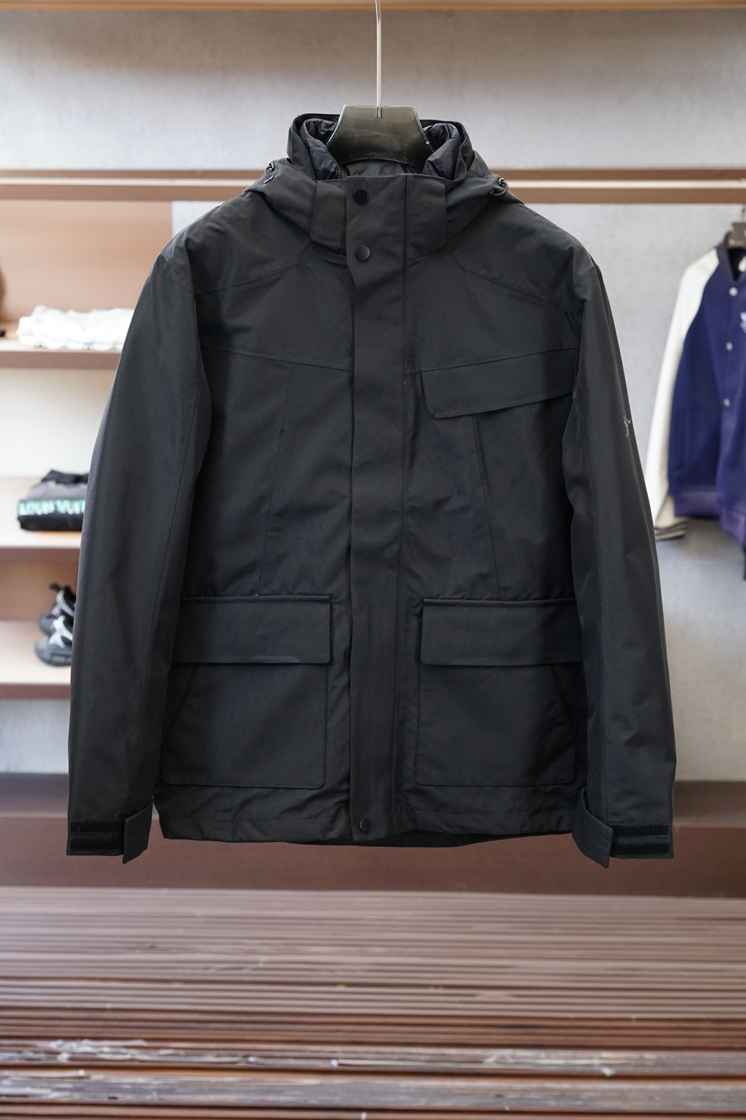 NO:623242,'Archaeopteryx/sand color camping brings outdoor relaxation and wilderness coloring', and it is 'just warm enough' with 90% velvet content, as if the warm light of the desert noon is sewn into the fabric - the off-white main body with light khaki shoulder sleeves is a relaxed tone that 'just finished work at the camping site', and a stop on the city streets, it has the texture of 'effortless wins';  The matte texture of the water-repellent fabric is embellished with black stripes on the pockets, and even the curvature of the hood is like a 'tent roof softened by the setting sun.' It is so low-key that only those who understand it will notice the 'outdoor gene' in the details. 02 The details are 'the pragmatism hidden in the pocket.' The large patch pockets + black strip decoration can be used to store mobile phones/gloves, and the black edges exposed when raising your hands are the finishing touch in the sand color;  The zone-filled 'temperature difference wisdom' uses goose down on the chest/back to lock in temperature, and the armpits/brims are replaced with breathable cotton to wick away perspiration - even if you rush into the cold wind from the heating room, you can still be 'warm but not stuffy'; the hood is 'compatible with all scenes' and has a loose feel. The drawstring can wrap half of the face to resist wind, and hangs behind the shoulders when loosened, giving it a 'camping atmosphere' in commuting wear. 03 One piece, making the 'outdoor feel' suitable for all life scenes  When hiking in the countryside on the weekend, it is a water-proof 'mobile heating cabin'; when worn with jeans on Monday, it is a 'relaxing' commuting brand in the office; even when I go downstairs to pick up express delivery, putting it on makes me look like a 'lifestyle player who just came back from the campground' - this sand color is never a color, but the confidence to 'wear the freedom of the wilderness into fireworks'.,arc'teryx,jeans,gloves,hats,alexander wang19860909「 始祖鸟/沙色野营把户外松弛感旷野配色」,更是「暖得刚好」 90绒子含量,像把沙漠正午的暖光缝进衣料里—— 米白主身搭浅卡其肩袖,是「刚从野营营地收工」的松弛色调,往城市街头一站,是「不费力赢很大」的质感； 而防泼水面料的哑光肌理,配着口袋边那抹黑条点缀,连风帽垂落的弧度都像「被落日晒软的帐篷顶」,低调到只有懂的人,才会盯着细节里的「户外基因」心领神会. 02 细节是「藏在口袋里的实用主义」 大贴袋+黑条装饰既能揣下手机/手套,抬手时露出的黑边,是沙色里的点睛锐度； 分区填充的「温差智慧」胸口/后背用鹅绒锁温,腋下/帽檐换透气棉排汗—— 哪怕从暖气房冲进寒风里,也能「暖而不闷」； 风帽是「兼容一切场景」的松弛感拉紧抽绳能裹住半张脸抗风,松开时垂在肩后,是通勤穿搭里的「野营氛围感」. 03 一件,让「户外感」适配所有生活场景 周末去郊野徒步,它是防泼水的「移动暖舱」； 周一搭牛仔裤,它是写字楼里「自带松弛感」的通勤牌面； 甚至下楼取快递,套上它都像「刚从露营地回来的生活玩家」—— 这抹沙色,从来不是颜色,是「把旷野的自在,穿进烟火里」的底气.,arc'teryx,jeans,gloves,hats,alexander wang,Men's clothing