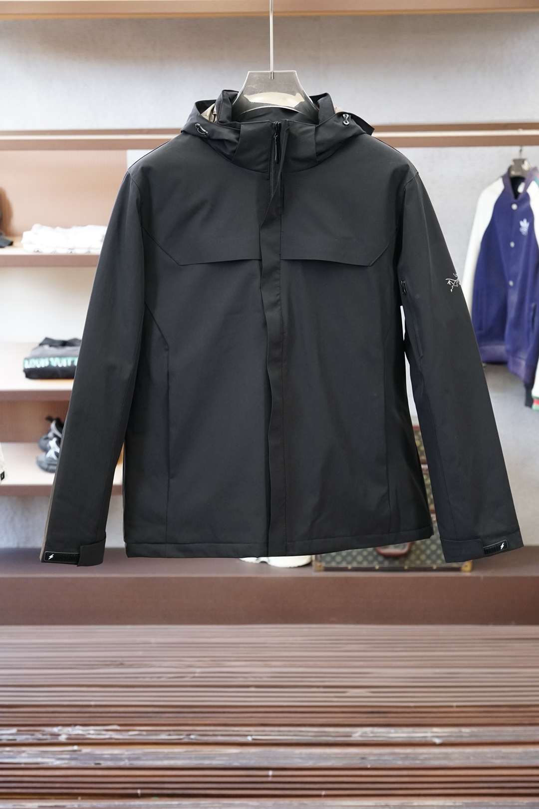 NO:623236,Arc'teryx/2025 Down Jacket, M-3XL is an outdoor armor and an urban invisibility cloak that covers 90% velvet content and -20°C snow mountain cold, and is locked out of the jacket the moment the zipper is closed; and the matte black Arato 40 nylon fabric, paired with the white bird logo of 'Light Climbing' on the chest, is a low-key top-quality outfit once you stop in the elevator of an office building -  It can withstand the cold wind rushing down your neck during the morning rush hour, and can also stand up to the minimalist outfit in the cafe. 02 The details are 'professional without saying a word'. The 'lightning mark' elastic cuffs are hidden on the cuffs, so that it will not be exposed to the wind when riding, and will not be bulky when typing on the keyboard;  Even the hood is 'helmet-level compatible', and the drawstring is tightened, so that the hair style and body temperature can be stabilized in heavy rain. 03 One piece, it can withstand the tangle of an entire wardrobe. When carrying it for hiking on the weekend, it is a tear-proof 'mobile heater'; wear it with suit pants on Monday, it is a high-end 'commuting hard shell' without a logo; even when you go downstairs to pick up express delivery, putting it on will make you look like a 'lifestyle player who just rushed back from the snow-capped mountains'——  Arc'teryx's black is never a color, it is 'no matter where you are, you can live your life in the wilderness', arc'teryx, jackets & coats, down jacket, business suit, hats, alexander wang19860909始祖鸟/2025羽绒服外套,M-3XL 是户外铠甲,也是都市隐身衣裹住90绒子含量,-20℃的雪山寒气,在拉链拉合的瞬间就被锁在衣外； 而Arato 40尼龙面料的哑光黑,配着胸前那只「轻装攀岩」的白鸟标,往写字楼电梯里一站,就是低调的质感顶配—— 既扛得住早高峰的寒风灌颈,也撑得起咖啡馆的极简穿搭. 02 细节是「不用说话的专业」 袖口藏着「闪电标」弹性束口,骑车时不钻风,敲键盘时不臃肿； 分区填充的「小心机」胸口/背部用鹅绒锁温,腋下/帽檐换Coreloft合成棉排汗,暴走三公里后背还是干爽的； 连风帽都是「头盔级兼容」,拉紧抽绳,暴雨天也能让发型和体温一起稳得住. 03 一件,抵过一整个衣柜的纠结 周末背去徒步,它是防撕裂的「移动暖炉」； 周一搭西装裤,它是没logo也高级的「通勤硬壳」； 甚至下楼取快递,套上它都像「刚从雪山赶回的生活玩家」—— 始祖鸟的黑,从来不是颜色,是「不管在哪,都能把日子过成旷野」,arc'teryx,jackets & coats,down jacket,business suit,hats,alexander wang,Men's clothing