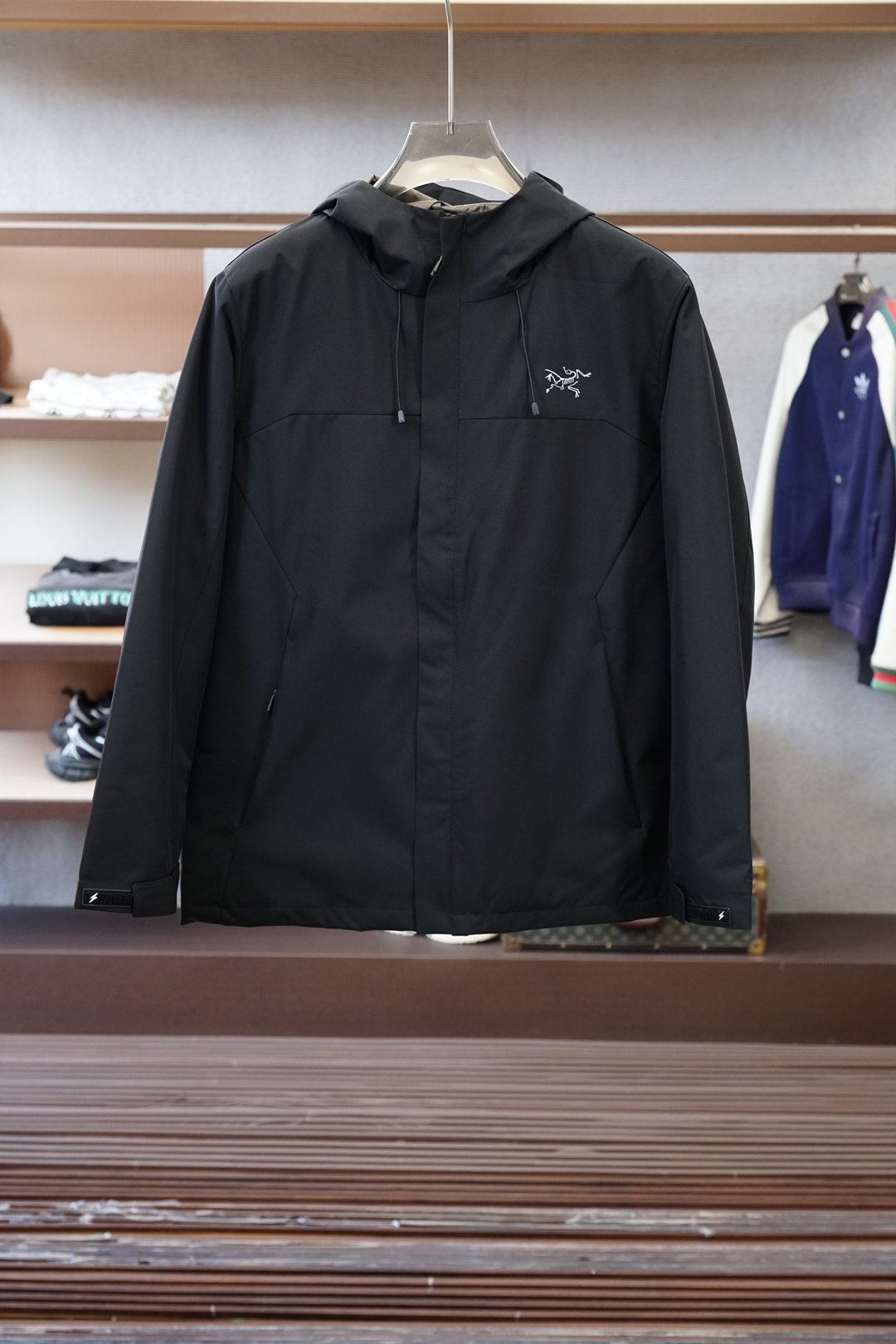 NO:623239,Archaeopteryx's cool aesthetics' is even more 'warm to the core'. The 90% white duck down combines the coldness of the snowy mountains into the soft warmth of the collar - the light white main color + gray tone splicing, like the hardened snow slope hitting the morning fog, once you stop in the city, it is the cool texture that the 'minimalist party' will fall into at a glance; and Arato  The matte texture of 40 nylon, and even the curvature of the hood drape are like 'mountain rocks soaked in morning dew'. It is so low-key that only those who know it will stare at the 'light climbing white label' on the chest for two seconds. 02 The details are 'quiet hard work'. The 'lightning logo' cuffs on the cuffs hold the warmth when riding, and the narrow black strips exposed when you raise your hands are the finishing touch in a cold tone;  The 'temperature difference wisdom' with zone filling is used to lock in the temperature with goose down on the chest/back, and the armpits/brims are replaced with Coreloft cotton to wick away sweat - even if you rush from the heating room to the convenience store to buy coffee, your back will not be sweaty. The hood is 'compatible with all scenes' and has a loose feel. The drawstring can wrap half of the face to resist the cold wind. When loosened, it hangs behind the shoulders. It is a 'lazy atmosphere accessory' in commuting wear. 03 One piece, let the 'outdoor gene' adapt to all daily life  When hiking in the countryside on weekends, it is a water-proof 'mobile heating cabin'; when worn with dark trousers on Monday, it is a 'cold and luxurious' commuting brand in the office building; even when I go downstairs to pick up express delivery, putting it on makes me look like a 'minimalist blogger who just finished work in the snow mountain camp' - this light white is never a color, it is the confidence to 'put the cleanliness of the wilderness into fireworks'., arc'teryx, hats, alexander wang19860909始祖鸟冷感美学」,更是「暖到骨子里」90白鸭绒把雪山的凛冽揉成领口的软暖—— 浅白主色+灰调拼接,像刚化的雪坡撞上晨雾,往都市里一站,是「极简党」一眼沦陷的清冷质感； 而Arato 40尼龙的哑光肌理,连风帽垂坠的弧度都像「被晨露浸过的山岩」,低调到只有懂的人,才会盯着胸前那只「轻攀白标」多看两秒. 02 细节是「不动声色的狠活」 袖口「闪电标」束口骑车时兜住暖意,抬手时露出的窄边黑条,是冷调里的点睛锐度； 分区填充的「温差智慧」胸口/后背用鹅绒锁温,腋下/帽檐换Coreloft棉排汗—— 哪怕从暖气房冲去便利店买咖啡,后背也不会闷出一层汗. 风帽是「兼容一切场景」的松弛感拉紧抽绳能裹住半张脸抗寒风,松开时垂在肩后,是通勤穿搭里的「慵懒氛围件」. 03 一件,让「户外基因」适配所有日常 周末去郊野徒步,它是防泼水的「移动暖舱」； 周一搭深色西裤,它是写字楼里「冷感贵气」的通勤牌面； 甚至下楼取快递,套上它都像「刚从雪山营地收工的极简博主」—— 这抹浅白,从来不是颜色,是「把旷野的干净,穿进烟火里」的底气.,arc'teryx,hats,alexander wang,Men's clothing