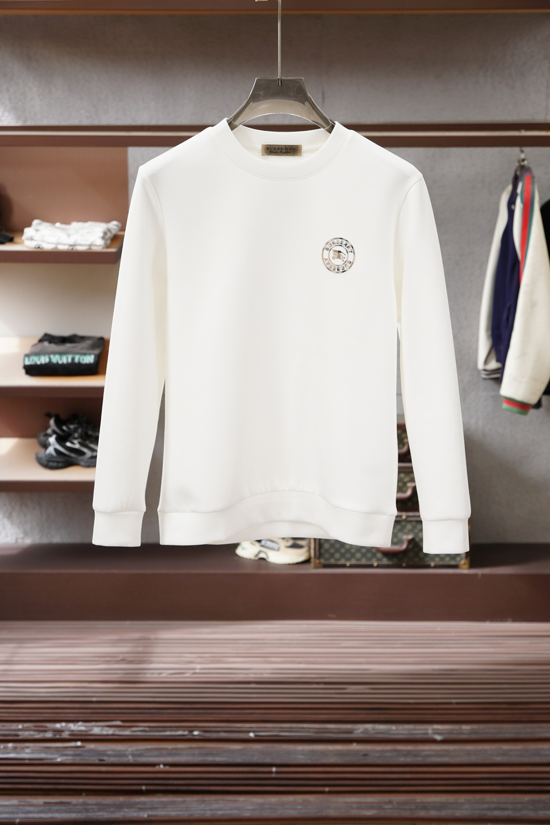 NO:623249,BBR Burberry/25 new autumn and winter knitted round-neck sweatshirt with letter printing and logo, with letter printing on the front, made of 400g heavy lyocell air layer fabric, which has the characteristics of soft, warm, comfortable, breathable, light and drapey, and the quad fiber structure makes the fabric less prone to wrinkles. It comes with ribs on the collar, cuffs and hems; color black, white M-3XL,,,burberry,hoodie,sweatshirts,alexander wang19860909BBR 巴宝莉/25秋冬新品饰字母印花标识针织圆领卫衣,正面饰字母印花,采用400克重莱赛尔空气层面料,其特性柔透保暖舒适透气性佳、轻盈有垂感、四重纤维构造使得面料不容易产生皱褶,配套衣领、袖口及下脚边罗纹； 颜色黑色、白色 M-3XL,,,burberry,hoodie,sweatshirts,alexander wang,Men's clothing