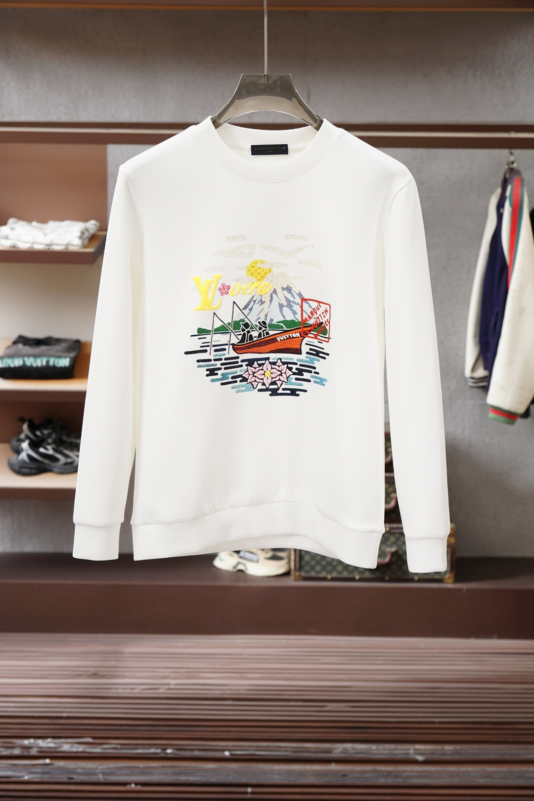 NO:623247,LV Louis Vuitton/25 new autumn and winter new knitted round-neck sweatshirt with letter printing and logo, with letter printing on the front, made of 400g heavy lyocell air layer fabric, which has the characteristics of soft, warm, comfortable, good breathability, light and drape, and the quadruple fiber structure makes the fabric less prone to wrinkles. It comes with ribs on the collar, cuffs and hems; color black, white M-3XL,,, louis vuitton, louis  vuitton,hoodie,sweatshirts,alexander wang19860909Lv 路易威登/25秋冬新品饰字母印花标识针织圆领卫衣,正面饰字母印花,采用400克重莱赛尔空气层面料,其特性柔透保暖舒适透气性佳、轻盈有垂感、四重纤维构造使得面料不容易产生皱褶,配套衣领、袖口及下脚边罗纹； 颜色黑色、白色 M-3XL,,,louis vuitton,louis vuitton,hoodie,sweatshirts,alexander wang,Men's clothing