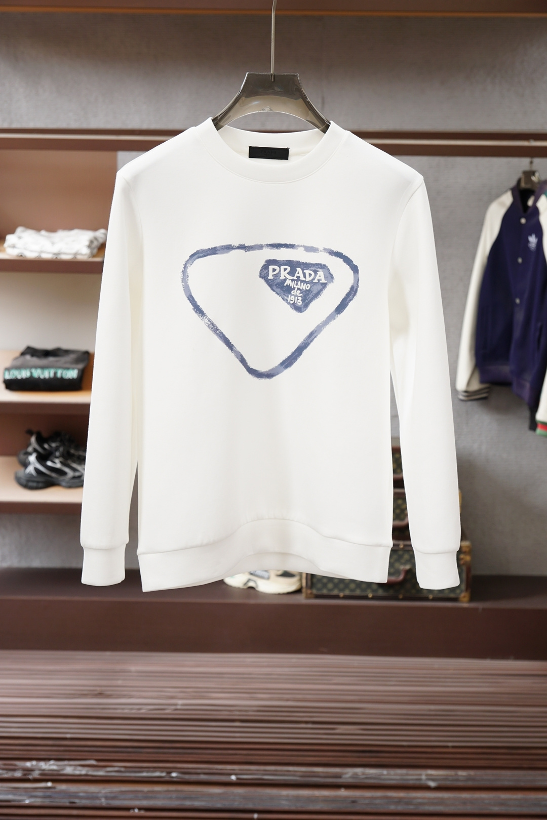 NO:623245,Prada - 25 new autumn and winter new knitted round-neck sweatshirt with letter printing and logo, with letter printing on the front, made of 400g heavy lyocell air layer fabric, which is soft, warm, comfortable, breathable, light and drapey, and has a quadruple fiber structure that makes the fabric less prone to wrinkles. It comes with ribs on the collar, cuffs and hems; color black, white M-3XL,,,prada,prada,hoodie,sweatshirts,alexander wang19860909Prada普拉达-25秋冬新品饰字母印花标识针织圆领卫衣,正面饰字母印花,采用400克重莱赛尔空气层面料,其特性柔透保暖舒适透气性佳、轻盈有垂感、四重纤维构造使得面料不容易产生皱褶,配套衣领、袖口及下脚边罗纹； 颜色黑色、白色 M-3XL,,,prada,prada,hoodie,sweatshirts,alexander wang,Men's clothing