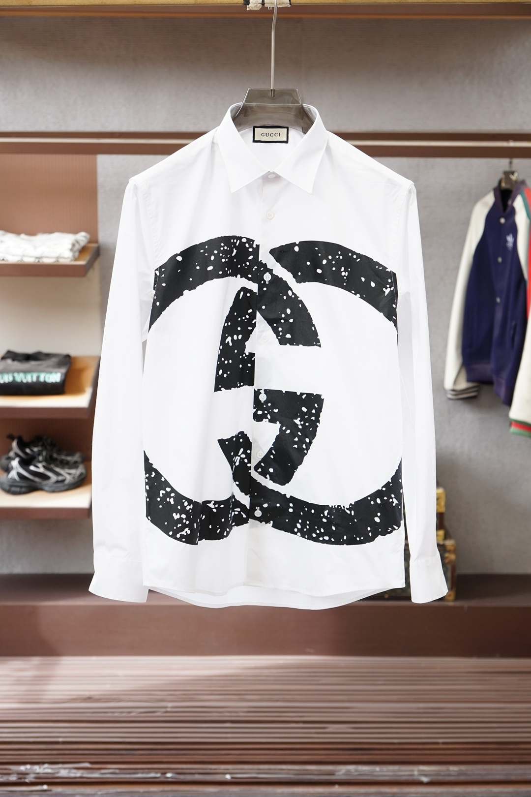 NO:623211,Gucci Gucci/GG new model, minimalist business casual printed long-sleeved shirt, ready for sale...high-quality goods, exquisite black and white and color printing technology on the front!  Luthai imported 120-count double-ply twill fabric, anti-wrinkle and easy to iron, crisp and stylish, very delicate and soft to the touch. It has been treated with a special process and has excellent skin-friendliness. It has a very outstanding aesthetic design, exquisite craftsmanship, smooth lines, and a perfect match!  Easily upgrade your fashion sense, not easy to wrinkle, neatly finished, a rare good product, black and white. sizes～xxl (172/145 catties m slim fit, no belly) s shoulder width 44 bust 102 length 73 sleeve length 62 m shoulder width 45 bust 106 length 74 sleeve length 63 l shoulder width 46 bust 110 length  75 sleeve length 64 xl shoulder width 47 bust 114 length 76 sleeve length 65 xxl shoulder width 48 bust 118 length 77 sleeve length 66,,gucci,shirts,alexander wang19860909Gucci古奇/GG新款,极简商务休闲印花长袖衬衫,现货发售…精品狠货 前幅精致的黑白又色印花工艺！鲁泰进口120支双股斜纹面料,防皱免烫,挺括有型,手感非常细腻柔顺,经过特殊工艺处理,亲肤性极佳,非常出彩的美学设计,工艺精湛,线条流畅,完美搭配！轻松将时髦感进阶 不易起皱,车工整齐,难得一见的好货 黑白两色. sizes～xxl（172/145斤m修身 没肚腩） s 肩宽 44胸围 102衣长 73袖长62 m 肩宽 45胸围 106衣长 74袖长63 l肩宽 46胸围 110衣长 75袖长64 xl 肩宽 47胸围 114衣长 76袖长65 xxl肩宽 48胸围 118衣长 77袖长66,,gucci,shirts,alexander wang,Men's clothing