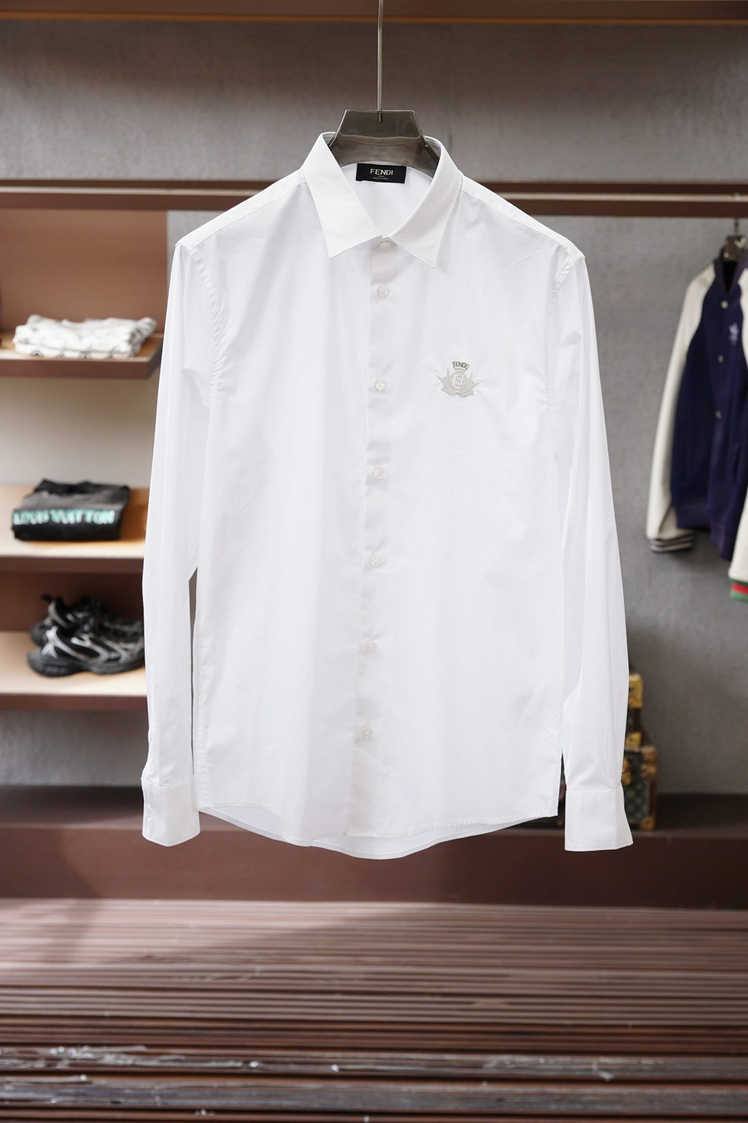 NO:623207,Fendi Fendi - Fen brother's shirt!  A series that has not been released to the public!  Exclusive launch on the market!  110 fine cotton Lutai fabrics reveal a noble temperament in both light and clothing!  Uniquely customized shoulder logo embroidery and chest logo embroidery LOG0 are more noble!  No matter you wear it outside, it is comfortable and soft without losing its noble style!  Color black white sizes ~ xxl (172/140 catties m slim fit without belly) s shoulder width 46 bust 102 length 76 sleeve length 63 m shoulder width 47 bust 106 length 77.5 sleeve length 64 l shoulder width 48 bust 110 length 79 sleeve length 65 xl shoulder width 49 bust 114 length  80.5 Sleeve length 66 xxl Shoulder width 450 Bust 118 Clothes length 82 Sleeve length 67 Recommended size (slightly looser version) Height 174-145 catties, try on size M which is suitable!  For boys weighing less than 135 catties, choose S size, between 135-150 catties, choose M size, between 150-165 catties, choose L size, between 165-180 catties, choose XL size, and between 180-198 catties, choose XXL size!  ,,fendi,fendi,shirts,alexander wang19860909Fendi 芬迪-芬弟弟家衬衫！未对外公开发售系列！市场独家首发！110枝精棉鲁泰面料,无论从亮光还是着装都透露着高贵的气质！独特定制肩部商标刺绣胸标绣花LOG0更加高贵！无论外穿都是既舒适柔软,又不失高贵风范！ 颜色黑色白色 sizes～xxl（172/140斤m修身 没肚腩）  s 肩宽 46胸围 102衣长 76袖长63 m 肩宽 47胸围 106衣长 77.5袖长64 l 肩宽 48胸围 110衣长 79袖长65 xl 肩宽 49胸围 114衣长 80.5袖长66 xxl肩宽 450胸围 118衣长 82袖长67 尺码推荐（略宽松版型） 身高174-145斤,试穿M码合适！ 男生体重135斤以内选择S码,135-150斤选择M码,150-165斤选择L码,165-180斤选择XL码,180-198斤选择XXL码！,,fendi,fendi,shirts,alexander wang,Men's clothing