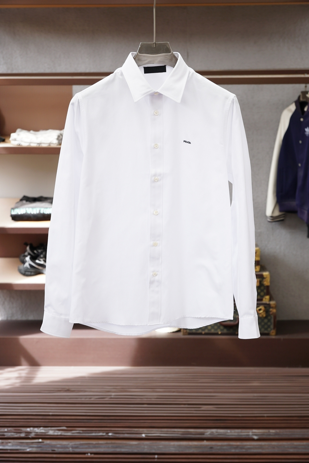 NO:623200,Prada-Prada's new cotton shirt adopts classic tailoring, round hem and hidden button placket design. The embroidered letter logo on the front adds exquisite charm to the clothing. The same style but different materials will fit in your own wardrobe!  The white color is fine cotton and linen blend, and the sky blue fine cotton brushed fabric!  Size S to XXL sizes～xxl (172/145 catties m slim fit without belly) s shoulder width 46 bust 102 length 76 sleeve length 63 m shoulder width 47 bust 106 length 77.5 sleeve length 64 l shoulder width 48 bust length 79 sleeve length 65 xl shoulder width 49 bust 114 length  80.5 Sleeve length 66 xxl Shoulder width 50 Bust 118 Clothes length 82 Sleeve length 67 Recommended size (slightly loose fit) Height 174kg, try on size M and it will fit!  For boys weighing less than 135 catties, choose S size, between 135-150 catties, choose M size, between 150-165 catties, choose L size, between 165-180 catties, choose XL size, and between 180-198 catties, choose XXL size!  ,,prada,prada,shirts,alexander wang19860909Prada-普拉达 新款棉质衬衫采用经典剪裁,圆形下摆和隐藏式纽扣门襟设计.正面刺绣字母徽标为衣物增添精致韵味. 同款不同料,跟足专一柜！白色是精棉麻混纺,天兰色精棉磨毛面料！ 码数S一XXL sizes～xxl（172/145斤m修身 没肚腩） s 肩宽 46胸围 102衣长 76袖长63 m 肩宽 47胸围 106衣长 77.5袖长64 l肩宽 48胸围 衣长 79袖长65 xl 肩宽 49胸围 114衣长 80.5袖长66 xxl肩宽 50胸围 118衣长 82袖长67 尺码推荐（略宽松版型） 身高174-斤,试穿M码合适！ 男生体重135斤以内选择S码,135-150斤选择M码,150-165斤选择L码,165-180斤选择XL码,180-198斤选择XXL码！,,prada,prada,shirts,alexander wang,Men's clothing