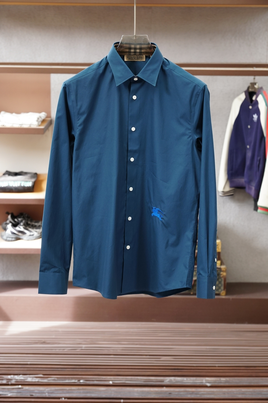 NO:623196,BBR Burberry/market exclusive first release!  B's new cotton and silk blended Lutai 80 orange double-ply fabric, with classic British plaid lining design on the collar and cuffs!  The lower body is equipped with an embroidered Rhineland blue war horse logo!  No matter from the light or the dress, they all reveal a noble temperament!  Uniquely customized deep conch shell buttons are more noble!  No matter you wear it outside, it is comfortable and soft without losing its noble style!  Color black gray olive green white royal blue sizes～xxl (172/145 catties m slim fit without belly) s shoulder width 46 bust 102 length 76 sleeve length 63 m shoulder width 47 bust 106 length 77.5 sleeve length 64 l shoulder width 48 bust length 79 sleeve length 65 xl shoulder width 49 bust 114 length  80.5 Sleeve length 66 xxl Shoulder width 50 Bust 118 Clothes length 82 Sleeve length 67 Recommended size (slightly loose fit) Height 174kg, try on size M and it will fit!  For boys weighing less than 135 catties, choose S size, between 135-150 catties, choose M size, between 150-165 catties, choose L size, between 165-180 catties, choose XL size, and between 180-198 catties, choose XXL size!  ,,burberry,real silk,alexander wang19860909BBR 巴宝莉/市场独家首发！B家新款精棉加真丝混纺鲁泰80枳双股面料,领口和袖口精典英伦格子内衬设计！下身搭配刺绣柯莱茵兰蓝色战马标志！无论从亮光还是着装都透露着高贵的气质！独特定制深深塔螺贝纽扣更加高贵！无论外穿都是既舒适柔软,又不失高贵风范！ 颜色黑色 灰色 橄榄绿 白色 宝蓝色 sizes～xxl（172/145斤m修身 没肚腩） s 肩宽 46胸围 102衣长 76袖长63 m 肩宽 47胸围 106衣长 77.5袖长64 l肩宽 48胸围 衣长 79袖长65 xl 肩宽 49胸围 114衣长 80.5袖长66 xxl肩宽 50胸围 118衣长 82袖长67 尺码推荐（略宽松版型） 身高174-斤,试穿M码合适！ 男生体重135斤以内选择S码,135-150斤选择M码,150-165斤选择L码,165-180斤选择XL码,180-198斤选择XXL码！,,burberry,real silk,alexander wang,Men's clothing