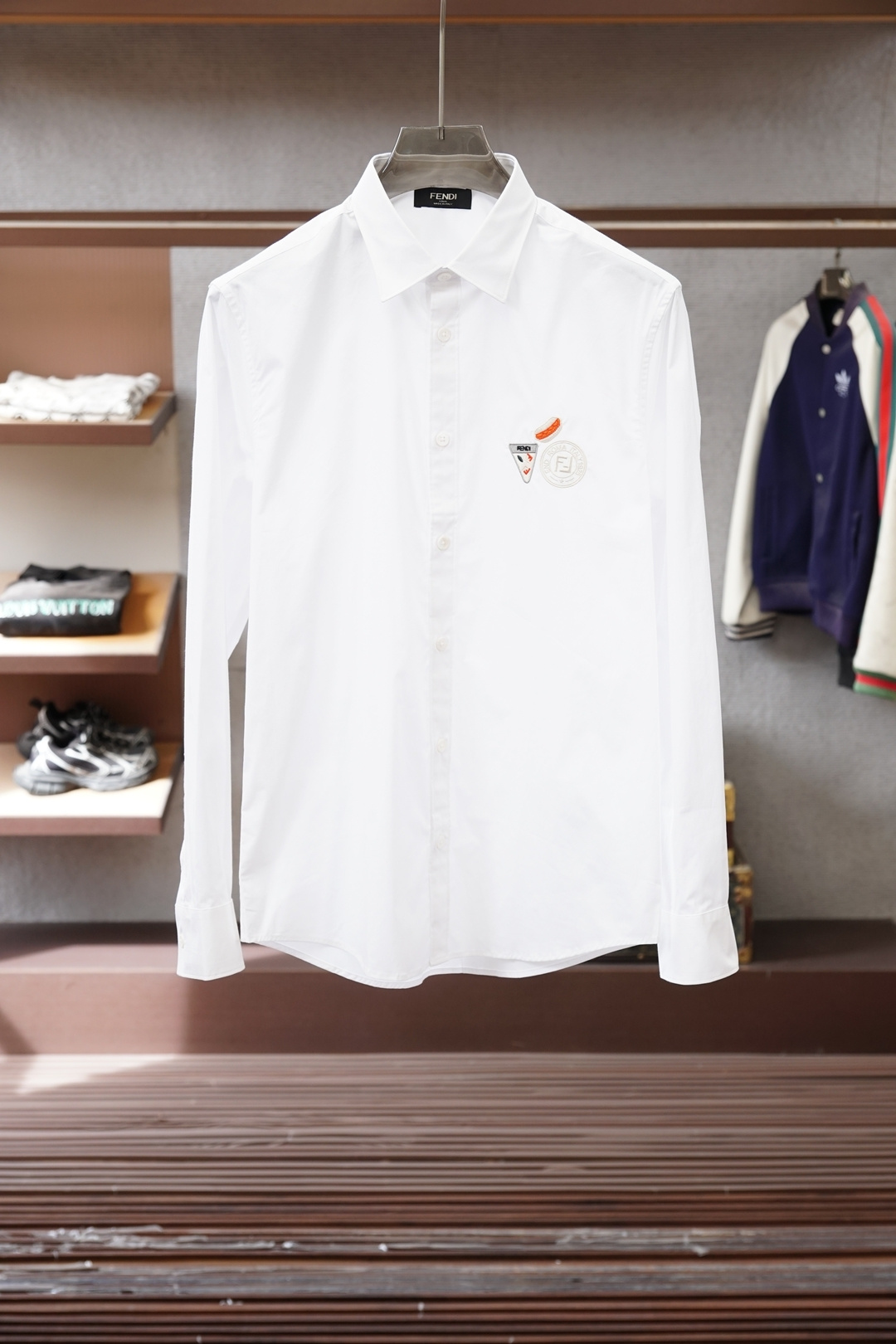 NO:623192,Fendi Fendi, the same style for men and women, F D business casual long-sleeved shirt, custom-made Lutai 120-count double-ply cotton yarn, liquid ammonia treatment and anti-wrinkle technology!  Deep sea conch shell buckle!  The latest logo embroidery pattern design!  Perfect for both business and leisure!  A regular choice for all seasons, clean and tidy!  Color black white Size S- XX L For boys weighing less than 135 pounds, choose size S for fit. Size S: shoulder width 46, bust 102, length 76, sleeve length 64. Size M: shoulder width 47, bust 106, length 77, length 65. L size: shoulder width 48, chest length 78, sleeve length 66.  Sleeve length 67 XXL: shoulder width 50, chest 118, length 80, sleeve length 68,,fendi,fendi,shirts,alexander wang19860909Fendi芬迪,男女同款F D商务休闲长袖衬衫 定制鲁泰120支双股棉纱 液氨处理防皱工艺！ 深海塔螺贝壳扣！最新的logo标识绣花图案设计！ 商务休闲两不误！四季常选,干净利落！ 颜色黑色白色 码数S- XX L 男生体重135斤以内选择S码合身 S码 : 肩宽 46 胸围102 衣长76 袖长64 M码: 肩宽 47 胸围106 衣长77 袖长65 L码 : 肩宽 48 胸围 衣长78 袖长66 XL : 肩宽 49 胸围114 衣长79 袖长67 XXL : 肩宽 50 胸围118 衣长80 袖长68,,fendi,fendi,shirts,alexander wang,Men's clothing