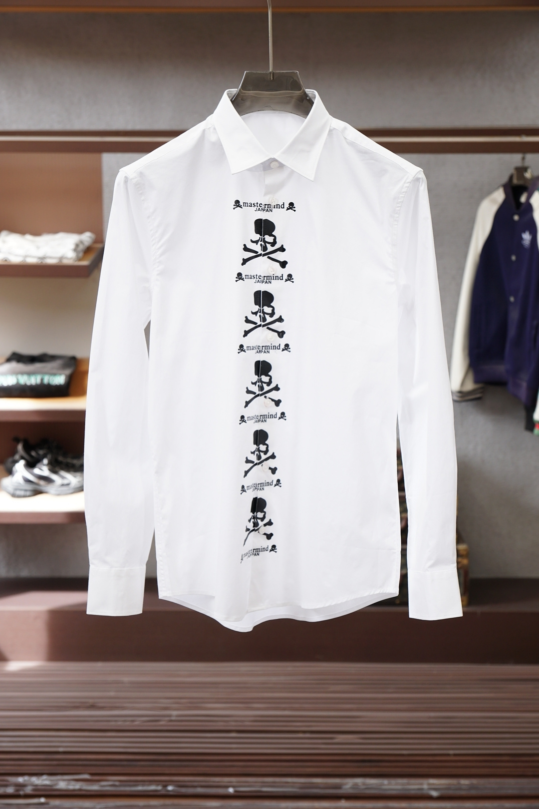 NO:623189,MMJ- is not only exclusive to Diablo... but also a representative of high-end and luxury!  !  This is a unisex shirt made of Lu Thai 120-count pure cotton, with a high-street style!  Business and casual design!  The embodiment of the four-dimensional space printing technology is integrated with the 'be strong be true be you' letter banner on the front, and pays more attention to the feeling... It is a masterpiece of unique style!  !  Color black white Size S to XXL S size shoulder width 46cm - bust 102cm - dress length 76cm - sleeve length 63cm M size shoulder width 47cm - chest length 106cm - dress length 77cm - sleeve length 64cm L size shoulder width 48cm - chest cm - dress length 78cm - sleeve length 65cm XL size shoulder width 49cm - chest 114cm - dress length 79cm - sleeve length 66cm  XXL size has shoulder width 50cm - bust 118cm - dress length 80cm - sleeve length 67cm. Size recommendation (standard version). Height 174kg, try on size M which is suitable!  For boys weighing 1 to 30 pounds, choose size S, 1 to 35 pounds, choose size M, 145-160 pounds, choose size L, 160-175 pounds, choose size XL, 175-196 pounds, choose size XXL!  ,,shirts,alexander wang19860909MMJ- 已经不单单是暗黑的专属……更是高端、奢侈的代表！！ 这是一款鲁泰120支纯棉质地的男女通款衬衫,以高街的风格切入！商务休闲合体的设计！四维空间印花工艺的体现,与前幅“be strong be true be you”字母横幅融会贯通,则更注重感觉…… 属于独特风格的代表作！！ 颜色黑色白色 尺码S一XXL S码肩宽46cm-胸围102cm-衣长76cm-袖长63cm M码肩宽47cm-胸围106cm-衣长77cm-袖长64cm L码肩宽48cm-胸围cm-衣长78cm-袖长65cm XL码肩宽49cm-胸围114cm-衣长79cm-袖长66cm XXL码肩宽50cm-胸围118cm-衣长80cm-袖长67cm 尺码推荐（标准版型） 身高174-斤,试穿M码合适！ 男生体重1 30斤以内选择S码,1 35-斤选择M码,145-160斤选择L码,160-175斤选择XL码,175-196斤选择XXL码！,,shirts,alexander wang,Men's clothing