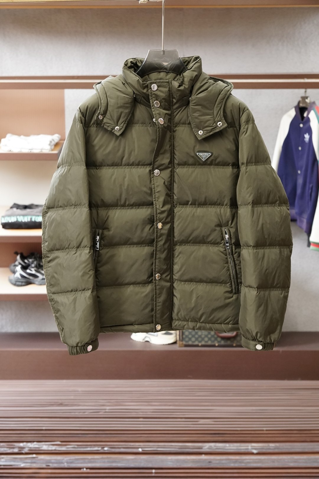 NO:623243,Prada - 2025 new autumn and winter products | Stand collar down jacket | Shows fashionable style. It does not follow the conventional design sense. The main body is made of imported fabric blends, environmentally friendly printing and dyeing, and the color is stronger and glossy. The front and back body are filled with large horizontal stripes and filled with 9010 white duck down. It is full and three-dimensional, meeting the needs of warm travel in autumn and winter.  The classic slightly wide cut and stand-up collar design create fashionable and high-end visual lines. The detailed three-dimensional triangle logo and zipper pockets make it easy to mix and match whether it is street style or fashion, showing a casual yet sophisticated dressing attitude. Color black teal / Size M-3XL, prada, down jacket, alexander wang19860909普拉达-2025 秋冬季新品｜立领羽绒服｜展现时尚风格  不据常规的设计感,大身采用进口面料混纺,环保印染更牢固色泽光感高级.前后身大幅横纹充绒工艺,9010白鸭绒填充,饱满立体,满足秋冬季保暖出行需求.  经典微阔裁剪,立领设计打造流行高级视觉线条.细节立体三角徽标,拉链口袋,无论是街头风格还是时装混搭,皆游刃有余,展现随性却不失精致的穿搭态度. 颜色黑色 蓝绿色/ 尺码M-3XL,,prada,down jacket,alexander wang,Men's clothing