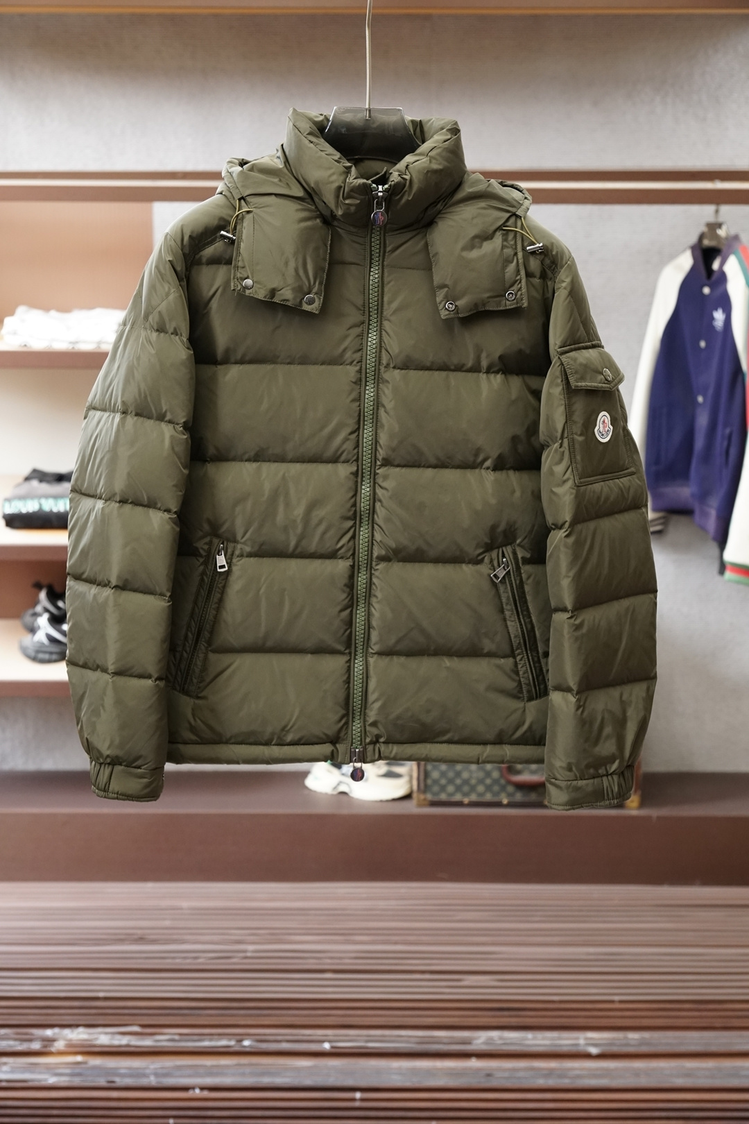 NO:623240,Moncler 25 new serfanto hooded buttoned down jacket for men and women. This hooded warm piece is equipped with double-button closure to create an asymmetrical shape. Decorated with quilting of different sizes to highlight the geometric flavor. Filled with 90 white duck down. Detachable and adjustable hood. Double-press button closure. Zipper pocket, chest pocket with snap button. Drawstring hem. Color: black, green, blue. Code number: 1-5,,Moncler,Moncler,down  jacket,hats,alexander wang19860909蒙口Moncler盟可睐25新款serfanto 连帽排扣男女同款羽绒服 这款连帽保暖单品搭配双按扣开合,演绎不对称造型.饰有不同尺寸的绗缝,彰显几何气息 填充90白鸭绒羽绒 可拆卸可调节兜帽 双按扣开合 拉链口袋,胸部口袋设有按扣 抽绳下摆 颜色黑色绿色蓝色 码数1-5,,Moncler,Moncler,down jacket,hats,alexander wang,Men's clothing