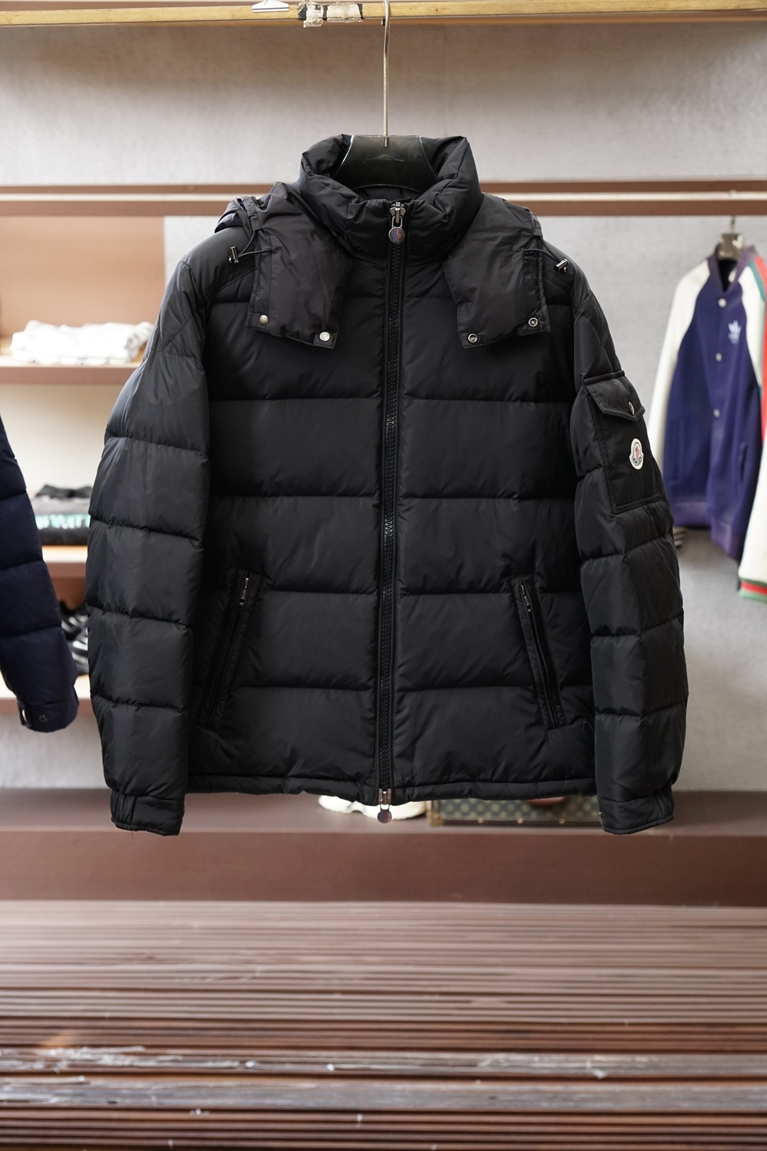 NO:623237,Moncler 25 new serfanto hooded buttoned down jacket for men and women. This hooded warm piece is equipped with double-button closure to create an asymmetrical shape. Decorated with quilting of different sizes to highlight the geometric flavor. Filled with 90 white duck down. Detachable and adjustable hood. Double-press button closure. Zipper pockets, chest pockets with press buttons. Drawstring hem. Color: black green. Code number 1-5,,Moncler,Moncler,down  jacket,hats,alexander wang19860909蒙口Moncler盟可睐25新款serfanto 连帽排扣男女同款羽绒服 这款连帽保暖单品搭配双按扣开合,演绎不对称造型.饰有不同尺寸的绗缝,彰显几何气息 填充90白鸭绒羽绒 可拆卸可调节兜帽 双按扣开合 拉链口袋,胸部口袋设有按扣 抽绳下摆 颜色黑色绿色 码数1-5,,Moncler,Moncler,down jacket,hats,alexander wang,Men's clothing