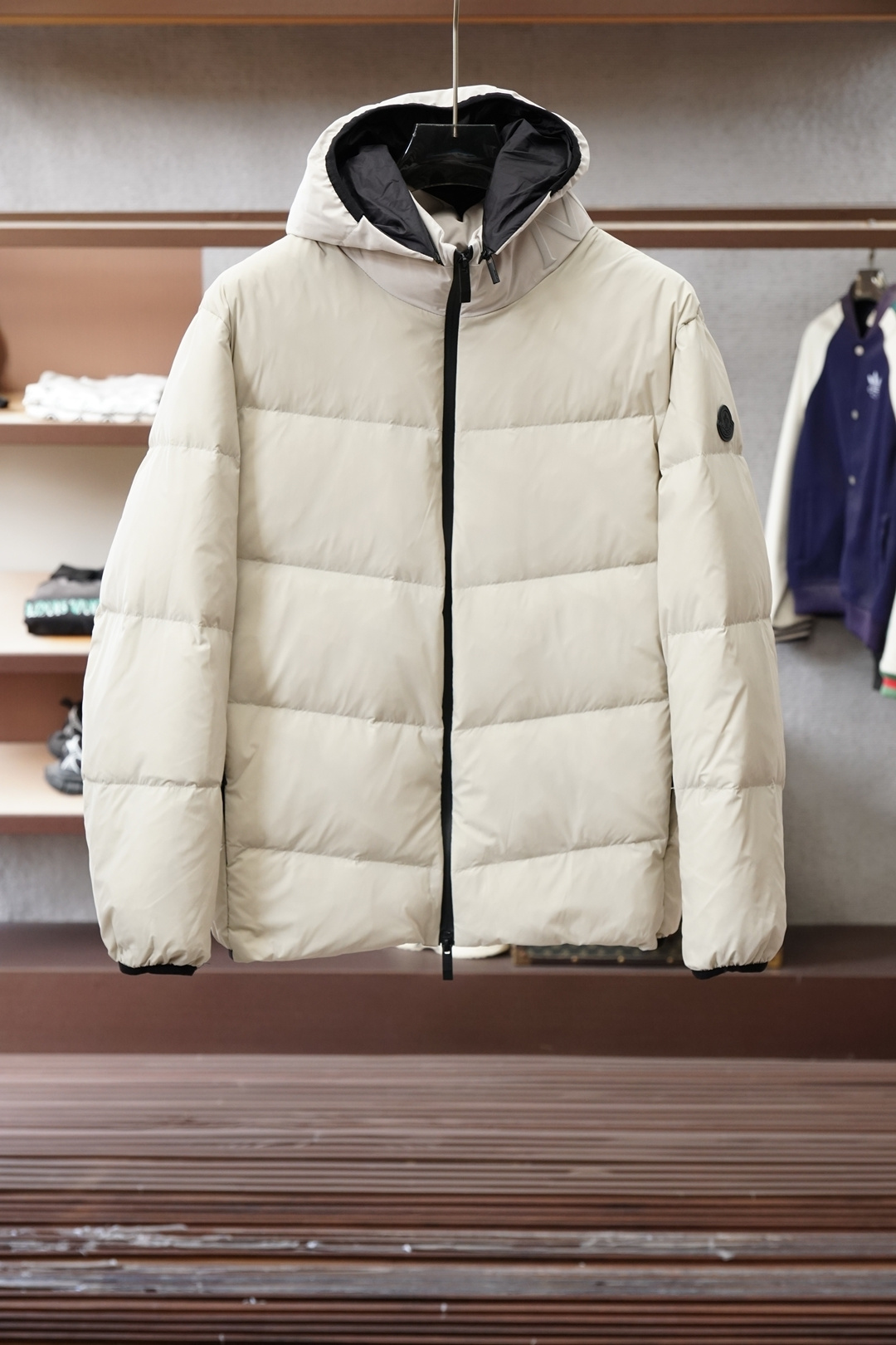 NO:623234,Moncler Moncler 25 new serfanto hooded buttoned down jacket for men and women. This hooded warm piece is equipped with double snap button closure to create an asymmetric shape. Decorated with quilting of different sizes to highlight the geometric flavor. Filled with 90 white duck down. Detachable and adjustable hood. Double snap button closure. Zipper pockets, chest pockets with snap buttons. Drawstring hem. Color: black rice. Size 1-5,,Moncler,Moncler,down  jacket,hats,alexander wang19860909蒙口Moncler盟可睐25新款serfanto 连帽排扣男女同款羽绒服 这款连帽保暖单品搭配双按扣开合,演绎不对称造型.饰有不同尺寸的绗缝,彰显几何气息 填充90白鸭绒羽绒 可拆卸可调节兜帽 双按扣开合 拉链口袋,胸部口袋设有按扣 抽绳下摆 颜色黑米 码数1-5,,Moncler,Moncler,down jacket,hats,alexander wang,Men's clothing