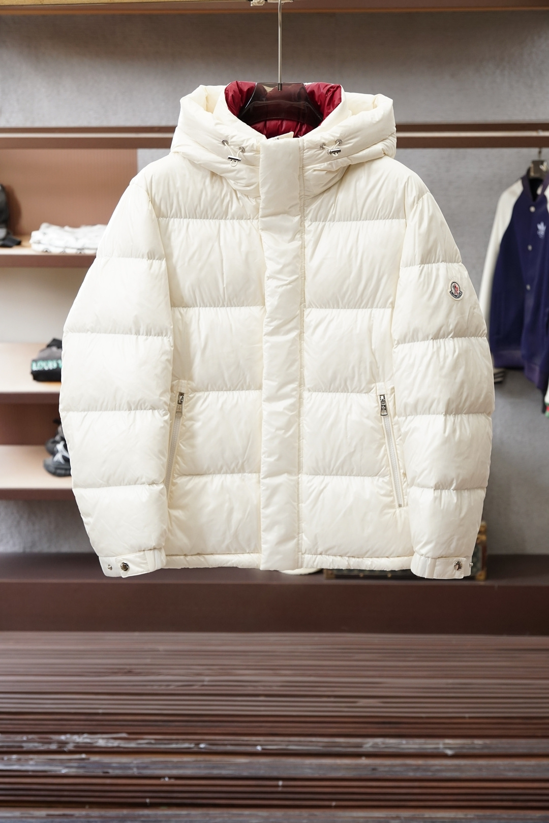 NO:623228,, Meng Mouth - 2025 winter popular down jacket, Nylon laque glossy nylon wrapped in 90 white duck down, as if the snow light of the Alps has been kneaded into the fabric - walking under the neon lights of the city, the matte black will have a fine sheen, and even the curvature of the hood hanging down looks like 'just sliding down the snow slope';  And the masked badge on the chest is the secret code of a luxury brand that 'everyone who knows it knows'. It is cold at minus 20 degrees Celsius, and it is locked outside the clothes the moment the zipper is closed. 02 The details are 'warm technology of French craftsmen'. The shiny fabric comes with an 'anti-stain Buff' that can be wiped away after coffee splashes, so you can always keep 'snow resort clean' even when commuting and squeezing in the subway;  The red lining is the 'warm feeling' that is exposed when the hood is turned up, which is the sharpest point in the black tone; the 90 velvet 'light warmth and hard work' wraps it from the heating room into the cold wind, and the back will not be sweaty - after all, the warmth of the mouth is 'like hugging a ball of inflatable bread, but it is as light as if it is not wearing anything'. 03 One piece, it is 'the aura of the snow field for traveling through the occasion'  Paired with overalls, it is the 'Dark Warrior equipment' of street fashionistas; paired with suit pants, it is a 'low-key luxury hard shell' in the office; even when going downstairs to pick up express delivery, putting it on looks like 'a handsome man who just finished work in the Alps ski resort' - this bright black is never a color, but the confidence to 'bring the freedom of the ski resort into daily fireworks'.,, Moncler, down jacket, business suit, hats, alexander wang19860909,蒙口-2025冬款爆款羽绒服Nylon laque亮面尼龙裹着90白鸭绒像把阿尔卑斯的雪光揉进了面料里—— 走在都市霓虹下,哑光黑会泛起细碎的光泽,连风帽垂落的弧度都像「刚从雪坡滑下」； 而胸口那枚蒙口徽章,是「懂的人都懂」的奢牌暗号零下20℃的冷,在拉链拉合的瞬间就被锁在衣外. 02 细节是「法国匠人的暖科技」 亮面面料自带「抗污Buff」咖啡溅上一擦就净,通勤挤地铁也能时刻保持「雪场级干净」； 红里衬是「暖感心机」翻起风帽时露出的一抹红,是黑调里的点睛锐度； 90绒子的「轻暖狠活」裹着它从暖气房冲进寒风里,后背也不会闷汗——毕竟蒙口的暖,是「像抱了团充气面包,却轻得像没穿」. 03 一件,是「穿越场合的雪场气场」 搭工装裤,是街头潮人的「黑武士装备」； 配西装裤,是写字楼里的「低调奢牌硬壳」； 甚至下楼取快递,套上它都像「刚从阿尔卑斯雪场收工的型男」—— 这抹亮黑,从来不是颜色,是「把雪场的自由,穿进日常烟火」的底气.,,Moncler,down jacket,business suit,hats,alexander wang,Men's clothing