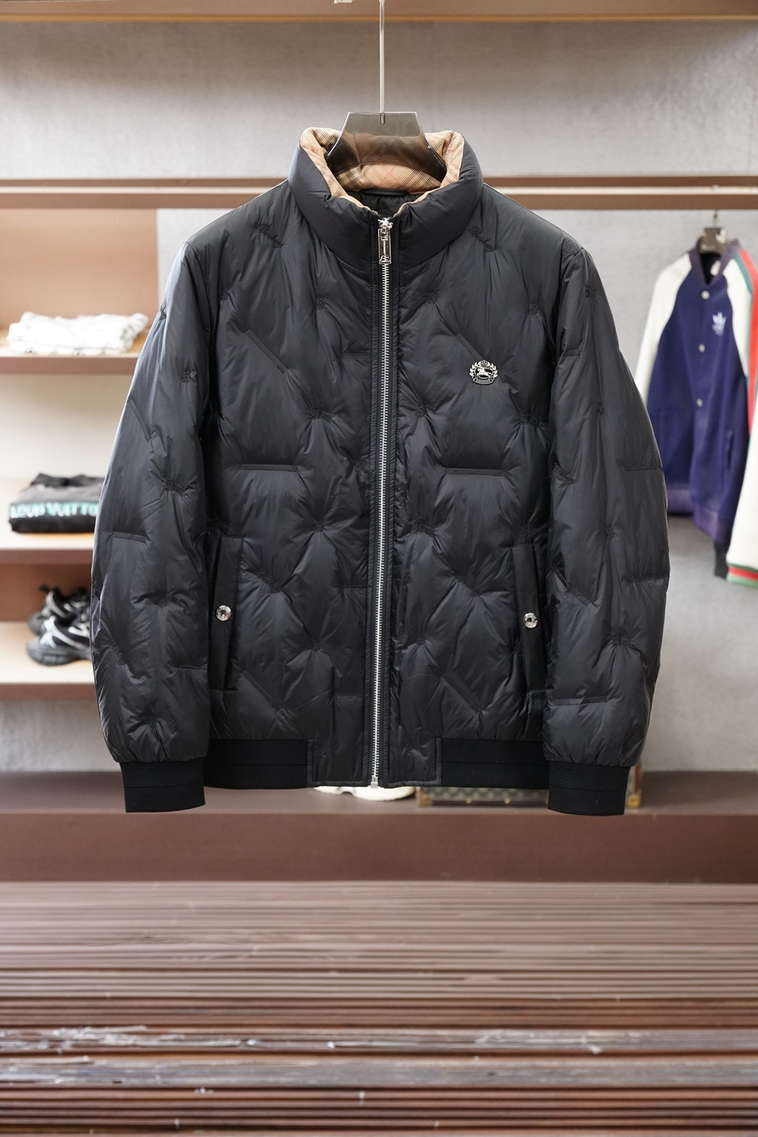 NO:623222,'BBR-Burberry/Black Label British hides the warmth of plaid in urban wheels 01. It is 'low-key black' and 'the secret code of British elegance'. The 90 white duck down is quilted with rhombus, which is like rubbing the warm light of London Fog City into the matte black fabric - when the stand-up collar is turned up, the exposed plaid lining is the classic code of 'everyone who knows it understands it';  The knight logo on the chest is the 'Medal of England' that has been engraved in Burberry's bones since 1856. When you stop in the office building, it is a 'unobtrusive but commanding' quality top accessory. 02 The details are 'the pragmatism of the British gentleman'. Zipper + snap button double opening and closing 'double warmth' in cold weather. The metal buckle exposed when you raise your hand is exquisite and sharp in black tone;  The ribbed cuffs are not bulky for typing on the keyboard, and they keep the warmth when riding a bicycle, and even the wind can't get in; wrapped in the 'light and warm' 90 velvet when you rush into the subzero streets from the heating room, you won't sweat on your back - after all, Burberry's warmth has always been 'elegant but not bulky'. 03 One piece, 'British confidence for all occasions'. Paired with suit trousers, it is the 'black label elegance' in business meetings;  Paired with jeans, it is the 'relaxed style' outside the cafe; even when you go downstairs to pick up the express, you look like a 'gentleman who has just left the West End theater in London' when you put it on - this blackness is never the color, but the confidence of 'putting British sophistication into daily fireworks'.,,burberry,burberry,jeans,business suit,alexander wang19860909「 BBR-巴宝莉/黑标英伦把格纹暖意藏进都市轮01 是「低调黑」,更是「英伦贵气的暗码」 90白鸭绒着菱格绗缝,像把伦敦雾都的暖光揉进了哑光黑面料里—— 立领翻起时,露出的格纹内衬是「懂的人都懂」的经典暗号； 胸口那枚骑士徽标,是1856年起就刻在Burberry骨子里的「英伦勋章」,往写字楼里一站,是「不张扬但压得住场」的质感顶配. 02 细节是「英伦绅士的实用主义」 拉链+按扣双开合寒风天里「双重锁暖」,抬手时露出的金属扣,是黑调里的精致锐度； 罗纹收袖口敲键盘不臃肿,骑车时兜住暖意,连风都钻不进； 90绒子的「轻暖狠活」裹着它从暖气房冲进零下街头,后背也不会闷出一层汗——毕竟Burberry的暖,从来是「优雅不笨重」. 03 一件,是「穿越场合的英伦底气」 搭西装裤,是商务会谈里的「黑标贵气」； 配牛仔裤,是咖啡馆外的「松弛型格」； 甚至下楼取快递,套上它都像「刚从伦敦西区剧院散场的绅士」—— 这抹黑,从来不是颜色,是「把英伦的精致,穿进日常烟火」的底气.,,burberry,burberry,jeans,business suit,alexander wang,Men's clothing