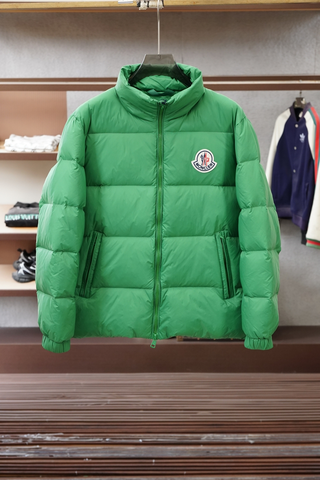 NO:623219,Moncler Moncler 25 new serfanto hooded buttoned down jacket for men and women. This hooded warm piece is equipped with double-button closure to create an asymmetric shape. Decorated with quilting of different sizes to highlight the geometric flavor. Filled with 90 white duck down. Detachable and adjustable hood. Double-press button closure. Zipper pockets, chest pockets with press buttons. Drawstring hem. Color blue green. Code number 1-5,, Moncler, Moncler, down  jacket,hats,alexander wang19860909蒙口Moncler盟可睐25新款serfanto 连帽排扣男女同款羽绒服 这款连帽保暖单品搭配双按扣开合,演绎不对称造型.饰有不同尺寸的绗缝,彰显几何气息 填充90白鸭绒羽绒 可拆卸可调节兜帽 双按扣开合 拉链口袋,胸部口袋设有按扣 抽绳下摆 颜色蓝色绿色 码数1-5,,Moncler,Moncler,down jacket,hats,alexander wang,Men's clothing