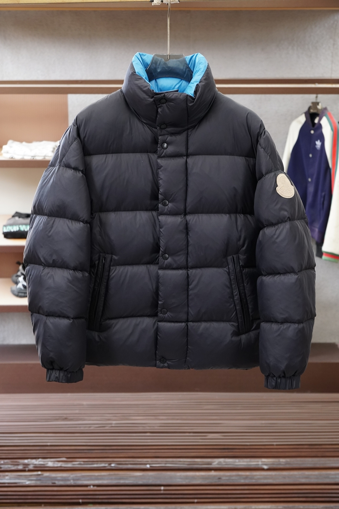NO:623231,Moncler Moncler 25 new serfanto hooded buttoned down jacket for men and women. This hooded warm piece is equipped with double-button closure to create an asymmetrical shape. Decorated with quilting of different sizes to highlight the geometric flavor. Filled with 90 white duck down. Detachable and adjustable hood. Double-press button closure. Zipper pocket, chest pocket with snap button. Drawstring hem. Color blue black green. Code number 1-5,,Moncler,Moncler,down.  jacket,hats,alexander wang19860909蒙口Moncler盟可睐25新款serfanto 连帽排扣男女同款羽绒服 这款连帽保暖单品搭配双按扣开合,演绎不对称造型.饰有不同尺寸的绗缝,彰显几何气息 填充90白鸭绒羽绒 可拆卸可调节兜帽 双按扣开合 拉链口袋,胸部口袋设有按扣 抽绳下摆 颜色蓝色黑色绿色 码数1-5,,Moncler,Moncler,down jacket,hats,alexander wang,Men's clothing