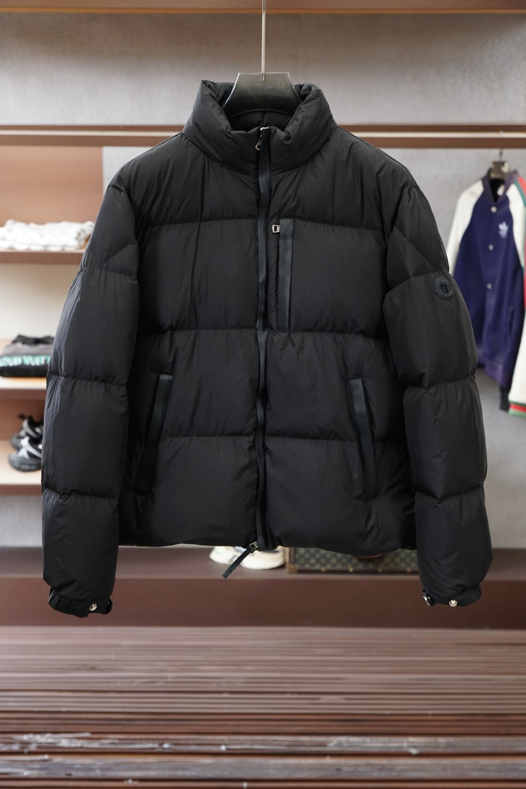 NO:623223,Moncler 25 new serfanto hooded buttoned down jacket for men and women. This hooded warm piece is equipped with double-button closure to create an asymmetrical shape. Decorated with quilting of different sizes to highlight the geometric flavor. Filled with 90 white duck down. Detachable and adjustable hood. Double-press button closure. Zipper pockets, chest pockets with press buttons. Drawstring hem. Color: black. Size 1-5,,Moncler,Moncler,down jacket,hats,alexander  wang19860909蒙口Moncler盟可睐25新款serfanto 连帽排扣男女同款羽绒服 这款连帽保暖单品搭配双按扣开合,演绎不对称造型.饰有不同尺寸的绗缝,彰显几何气息 填充90白鸭绒羽绒 可拆卸可调节兜帽 双按扣开合 拉链口袋,胸部口袋设有按扣 抽绳下摆 颜色黑色 码数1-5,,Moncler,Moncler,down jacket,hats,alexander wang,Men's clothing