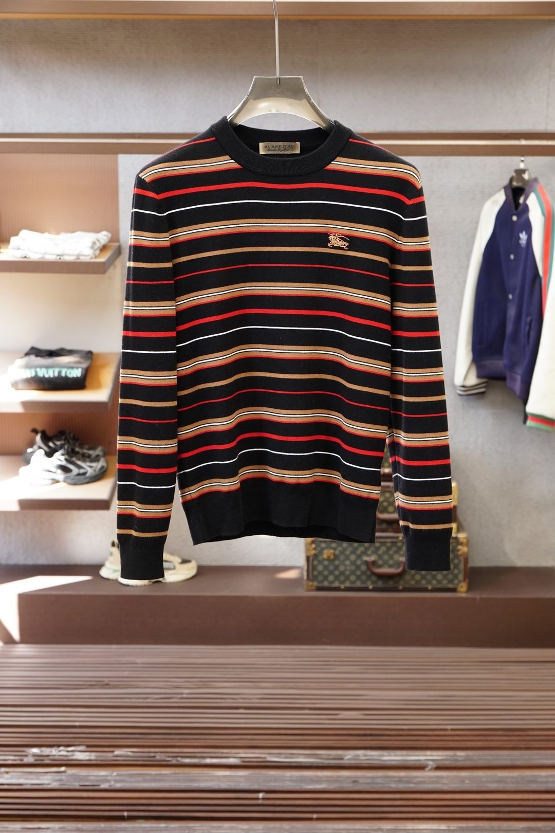 NO:690944,BBR Burberry/2025 autumn and winter new jacquard striped sweater!  High-quality wool, warm and thick, simple but not simple. Casual round neck style, easy to match for daily wear on the street. Fine workmanship, fine and even stitching, not easy to get off line. Color stripes, code number M-3XL,, burberry, sweaters,19860909BBR巴宝莉/2025秋冬新款提花条纹毛衣！优质羊毛,保暖厚实简约而不简单.休闲圆领款式,日常搭配出街轻松搭配.做工精细 针脚细密均匀,不易脱线. 颜色条纹 码数M-3XL,,burberry,sweaters,,Men's clothing