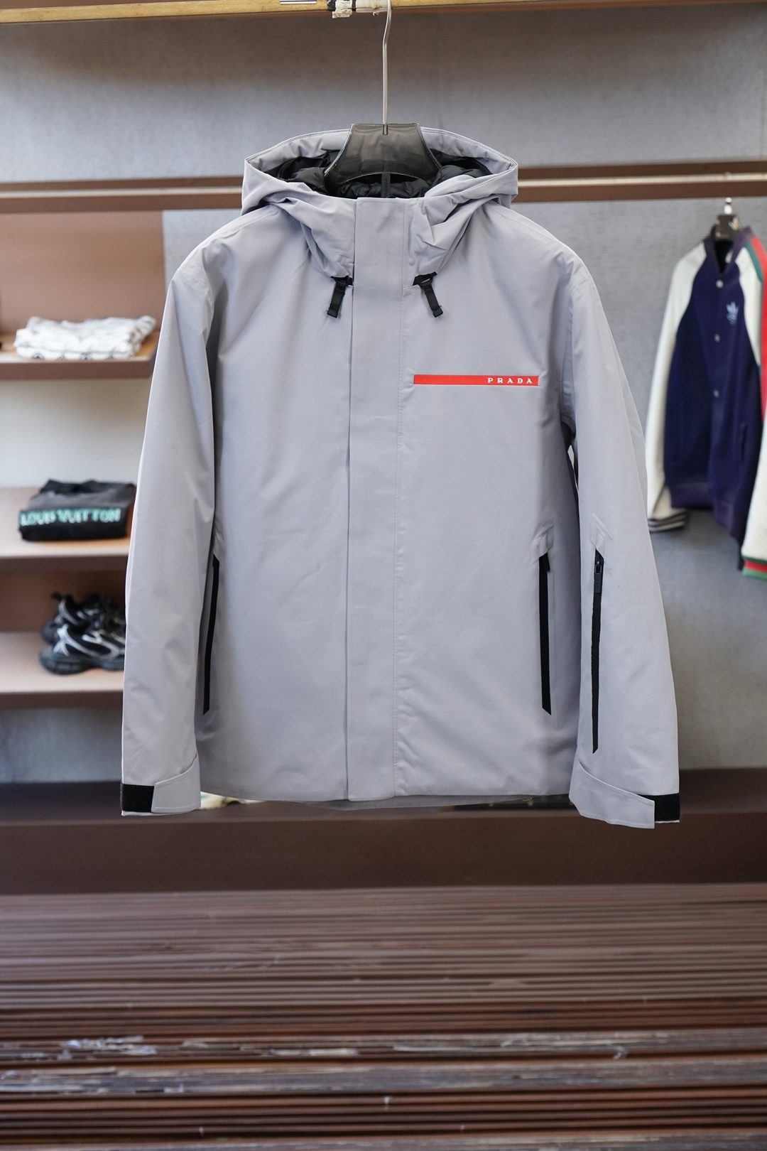 NO:625013,Codes can be exchanged without refund, no codes can be exchanged!  882162 Retail. pr*D* Fw waterproof laminated hooded down jacket  This hooded jacket is made of Extreme-Tex fabric, which is modern and technological. Extreme-Tex fabric is an innovative fabric created by Pr*d*. The original design intention is to combine avant-garde fabric technology and ecologically sustainable manufacturing methods to create a new benchmark for fabrics.  Made from renewable polyester yarns, the three-layer fabric is a carbon-free waterproof material that's breathable, waterproof and windproof. The inner membrane is made of Graphene to ensure antimicrobial temperature regulation. The jacket has a regular fit and regular shoulders, heat-sealed seams and pockets, waxed zippers and Linea  Rossa latex rubber logo labels jointly create a distinctive brand style. The interior is filled with 90% white goose down, which has excellent thermal insulation performance!  Basically meet your daily wear and outdoor adventure trip!  Same style for men and women. Color: Gray Black Size M L  3xl shoulder width 54 bust 67 length 84 sleeve length 66,,jackets & coats,down jacket,hats,alexander wang19860909不退可换码无码不换！ 882162 零售. pr*D* Fw 防水压胶连帽羽绒服 这款连帽夹克采用Extreme-Tex面料精制而成,颇具现代感和科技性.Extreme-Tex面料是由Pr*d*独创的创新性面料,设计初衷是将前卫的织物技术和生态可持续的制造方法结合起来,打造面料新标杆.该三层织物采用可再生聚酯纤维纱线所制,无碳防水材质带来透气、防水和防风效果.内膜采用Graphene打造,保证具备抗菌性的温度调节性能.夹克具有常规版型和常规肩部设计,热封饰带接缝和口袋涂蜡拉链与Linea Rossa乳胶橡胶徽标标签共同塑造与众不同的品牌格调.内里填充90白鹅绒,保暖性能超优越！基本满足您日常穿着与户外冒险之旅！ 男女同款. 颜色:灰色 黑色 Size M L XL XXL XXXL（172/140斤L码） m 肩宽 50胸围59衣长79袖长63 l 肩宽 51胸围61衣长80袖长64 xl 肩宽 52胸围63衣长81袖长65 xxl肩宽 53胸围65衣长83袖长66 3xl肩宽 54胸围67衣长84袖长66,,jackets & coats,down jacket,hats,alexander wang,Men's clothing