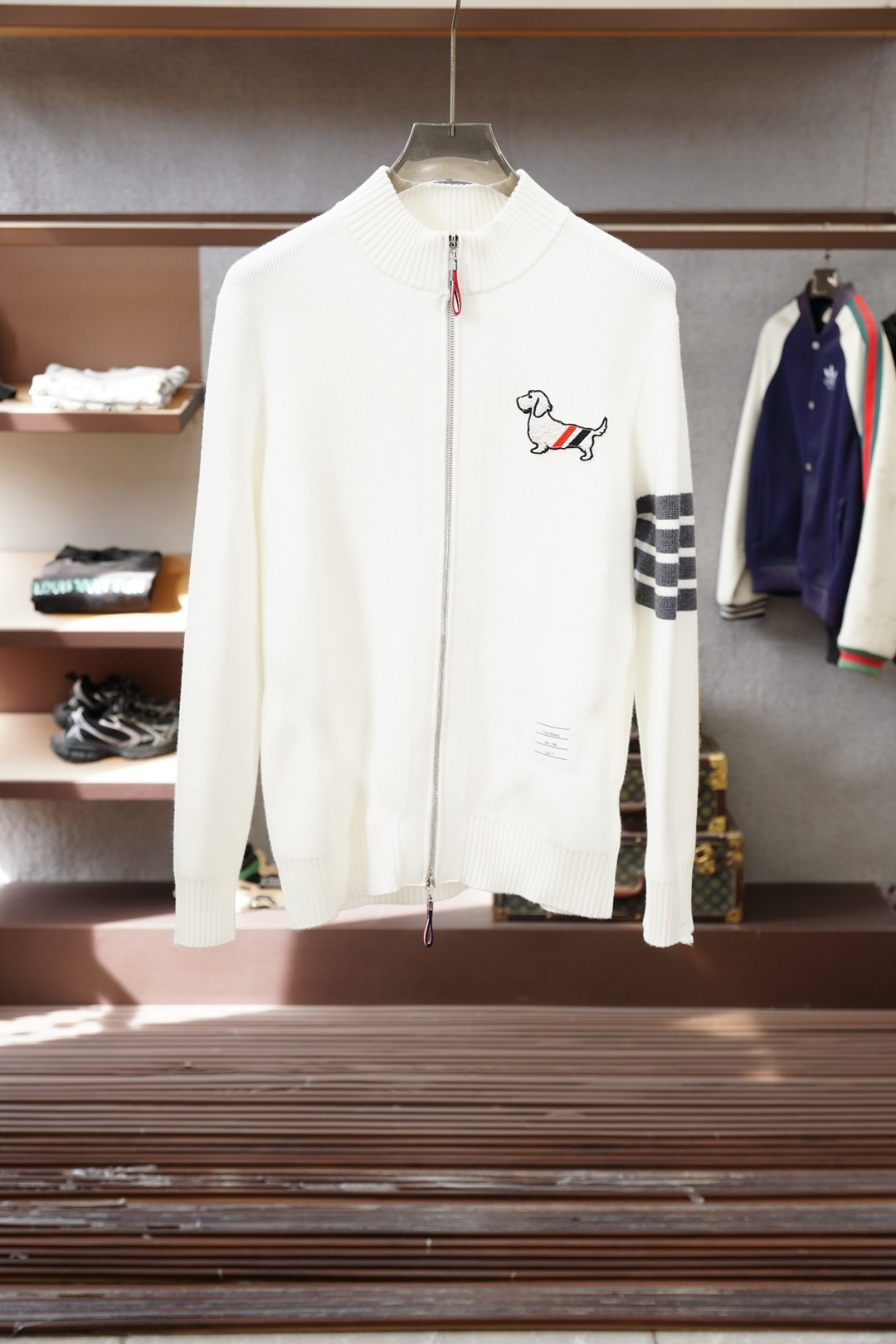 NO:645264,TB-2025 New Wool Blended Cardigan Zipper Stand-up Collar Sweater Made of fine and ultra-fine extracted fabrics, no pricking or pilling, 1.1 advanced customization, completely restoring the original version, 3D computer jacquard worsted plaid pattern, creating an exquisite sense of design. The weight factor makes the clothes very drapey and the design of the cardigan makes the upper body more lazy. It is perfectly in line with the fashion concept of the latest series of styles, and experience the latest style!  !  Size M-3XL,,sweaters,alexander wang19860909TB-2025新款羊毛混纺开衫拉链立领毛衣 精超细提取面料制成,不扎不起球,1.1高级定制,完全还原原版,3D电脑提花精纺的格纹图案,缔造精致设计感.以及重量的因素让衣服非常具有垂感以及开衫的设计让上身更具慵懒气质,完美的符合最新系列风格的时尚理念,体验最新的风情！！ 尺码M-3XL,,sweaters,alexander wang,Men's clothing