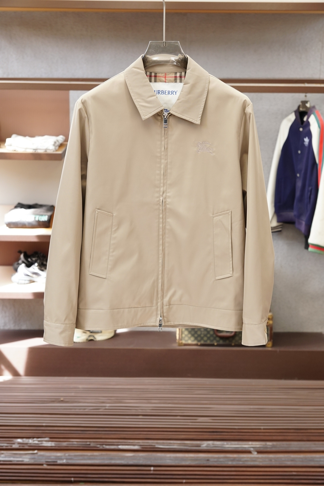 NO:744692,- BBR-Burberry-2026 Early Spring Double Layer Jacket!  This year’s new product at the counter is a cool and popular jacket made of super soft fabric for men. It is a fashionable and versatile style that will be very popular this year. It is a must-have item in summer. It is easy to carry, folds up to be a little bulky, and can be quickly dehydrated and dried after washing. The upper body is breathable and fashionable. The original ultra-fine wool of the special fabric has a light luster, a unique texture, and a soft and smooth feel. It is not a product that can be compared with ordinary fabrics. Conventional hooded design, iconic logo modification on the hem!  Very attractive design, liningless inseam hemming process, the details are very good, it is very difficult to make such a thin fabric, it requires very technical attention, the details determine the high-end. Minimalist design elements of the season, a must-have item for trendy men, perfect slim fit, highly recommended!  Size M-3XL,,burberry,jackets & coats,hats,19860909- BBR-巴宝莉-2026早春双层外套！今年的专柜新品,男士超软面料帅酷爆款 外套.时尚都市百搭款,今年必定超火爆,夏季必备神器,,携带方便,折叠起来是一点点的体积,水洗后快速脱水干爽,上身透气而且时尚靓丽.特供面料原版超细羊毛淡淡光泽,质感独特,手感柔嫩顺滑,不是一般面料所能对比的产品.常规的连帽设计,下摆标志性logo修饰！非常极具魅力的设计,无里布内缝包边工艺,细节非常到位,这么薄的面料做出来非常有难度,要非常讲究技术的一款,细节决定高端.极简当季的设计元素,潮男必备单品,完美修身版型,强烈推荐！尺码M-3XL,,burberry,jackets & coats,hats,,Men's clothing