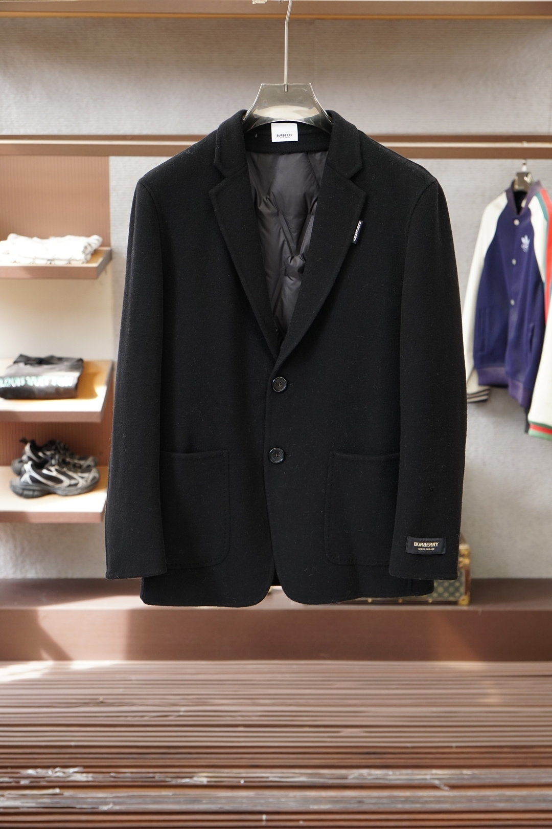 NO:690949,BBR Burberry's new autumn and winter products, advanced customization, classic wool cashmere down jackets and suits, you won't want to take them off when you put them on, high-end products, high-quality imported customized materials, customized fabrics, more texture, high-end metallic button attachments, every detail is taken into consideration, the workmanship is really exquisite, the wiring is fine and well-proportioned, no excess threads, high-quality fashion, the best product for various occasions, whether it is business or leisure!  Definitely an eye-catching item not to be missed, showing off its fashionable charm~ Sizes M-3XL,,,burberry,jackets & coats,down jacket,business suit,19860909BBR巴宝莉 秋冬新品 高级定制 经典之作爆羊毛羊绒羽绒服外套西装 穿上就不想脱下来 高端好货 高品质进口定制材质 定制面料 更加有质感 高档金属质感纽扣附料 在细节上考虑的面面俱到 做工真的极其精湛 走线细密匀称 毫无多余线头 高品质时装 无论是商务还是休闲时候都能胜任各种场合的最佳强货！绝对是不容错过的吸睛款 尽显时尚魅力风尚~尺码M-3XL,,,burberry,jackets & coats,down jacket,business suit,,Men's clothing