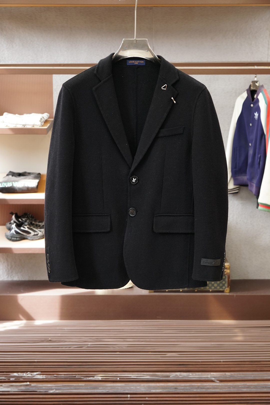 NO:690947,Lv-Louis Vuitton/Autumn and winter new products, advanced customization, classic wool cashmere jacket and suit, you don’t want to take it off when you put it on, high-end goods, high-quality imported customized materials, customized fabrics, more texture, high-end metal texture button attachments, considerate details, the workmanship is really exquisite, the wiring is fine and well-proportioned, no excess threads, high-quality fashion, the best product for various occasions, whether it is business or leisure time!  It is definitely an eye-catching style that you cannot miss. It shows the fashionable charm ~ Sizes M-3XL,,, louis vuitton, louis vuitton, jackets & coats, business suit,19860909Lv-路易威登/秋冬新品 高级定制 经典之作爆羊毛羊绒外套西装 穿上就不想脱下来 高端好货 高品质进口定制材质 定制面料 更加有质感 高档金属质感纽扣附料 在细节上考虑的面面俱到 做工真的极其精湛 走线细密匀称 毫无多余线头 高品质时装 无论是商务还是休闲时候都能胜任各种场合的最佳强货！绝对是不容错过的吸睛款 尽显时尚魅力风尚~尺码M-3XL,,,louis vuitton,louis vuitton,jackets & coats,business suit,,Men's clothing