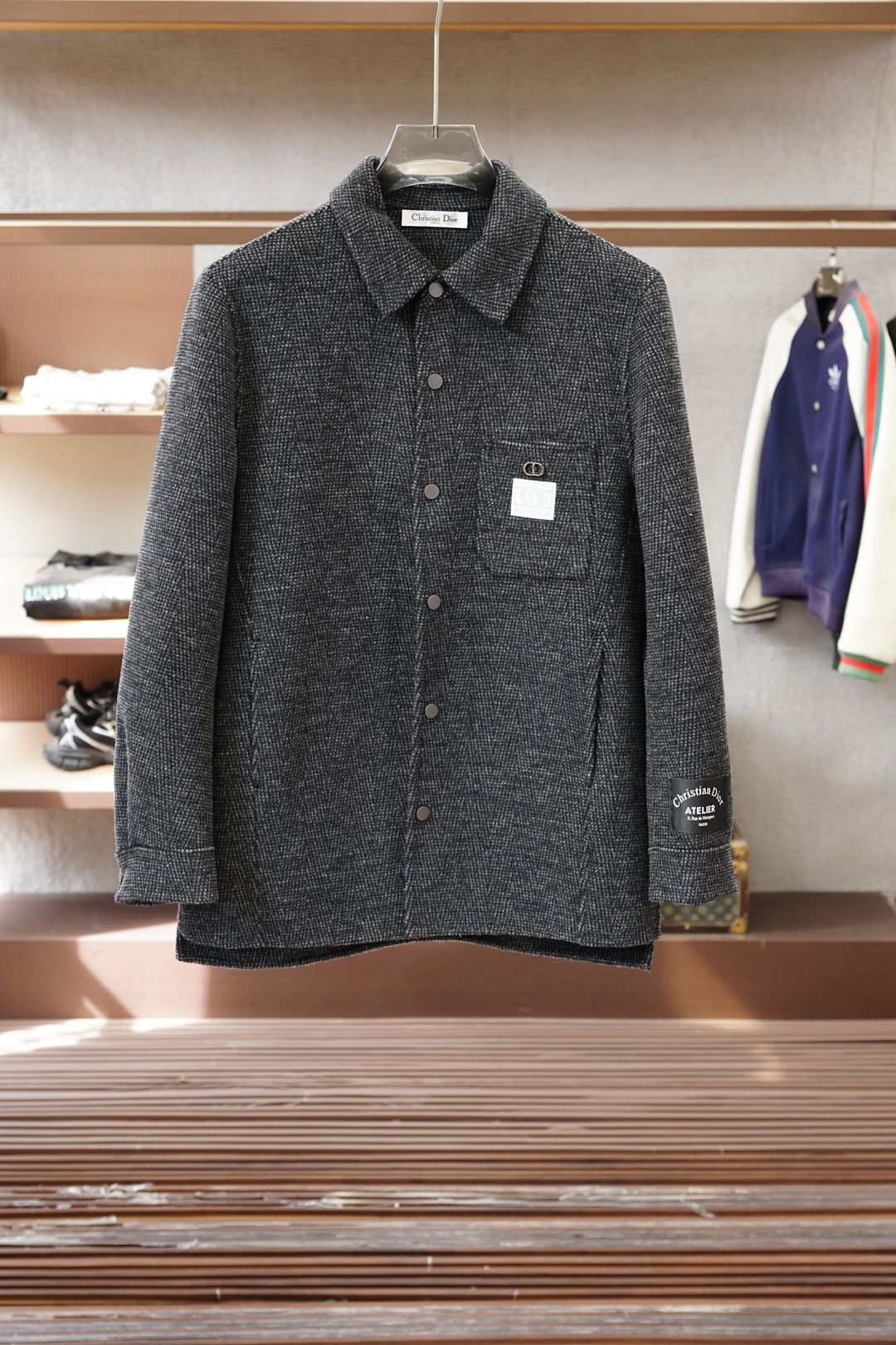 NO:625027,Dior Dior - 2025 autumn and winter new products, advanced customization, classic wool cashmere jacket and suit, you don't want to take it off when you put it on, high-end goods, high-quality imported customized materials, customized fabrics, more texture, high-end metallic button attachments, every detail is considered, the workmanship is really exquisite, the wiring is fine and well-proportioned, no excess threads, high-quality fashion, the best product for various occasions, whether it is business or leisure time!  It is definitely an eye-catching style not to be missed. It shows the fashionable charm ~ Sizes S-2XL (model 173/120 pounds)19860909Dior迪奥-2025秋冬新品 高级定制 经典之作爆羊毛羊绒外套西装 穿上就不想脱下来 高端好货 高品质进口定制材质 定制面料 更加有质感 高档金属质感纽扣附料 在细节上考虑的面面俱到 做工真的极其精湛 走线细密匀称 毫无多余线头 高品质时装 无论是商务还是休闲时候都能胜任各种场合的最佳强货！绝对是不容错过的吸睛款 尽显时尚魅力风尚~尺码S-2XL模特173/120斤S偏大一号）,,dior,dior,jackets & coats,business suit,alexander wang,Men's clothing