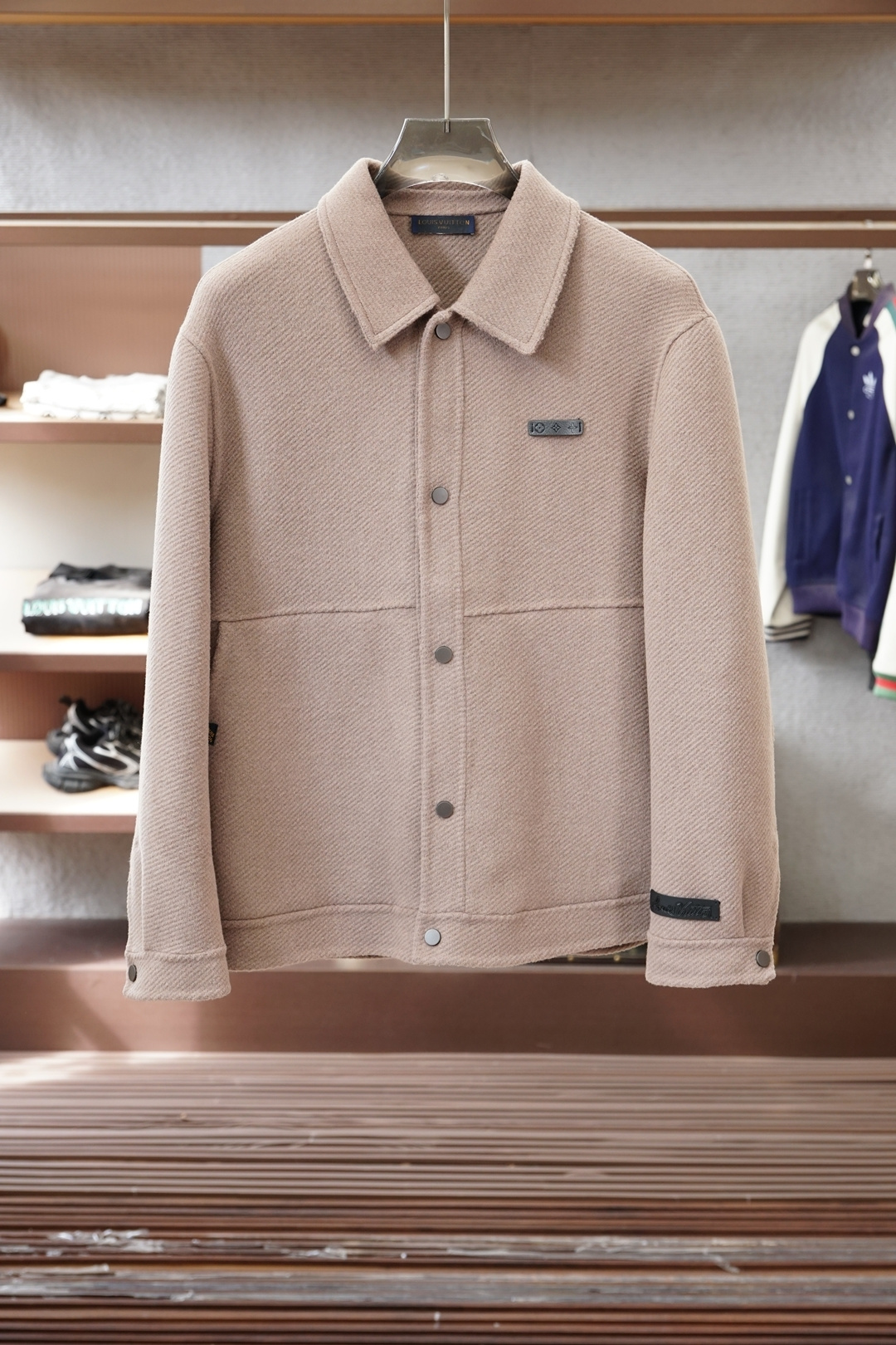 NO:625029,LV-2025 autumn and winter new products, advanced customization, classic wool cashmere jacket and suit, you don’t want to take it off when you put it on, high-end goods, high-quality imported customized materials, customized fabrics, more texture, high-end metal button attachments, every detail is considered, the workmanship is really exquisite, the wiring is fine and well-proportioned, no excess threads, high-quality fashion, the best product for various occasions, whether it is business or leisure time!  Definitely an eye-catching style not to be missed, showing off the fashionable charm ~ Sizes S-2XL (model 173/120 pounds (S is one size larger)),, louis vuitton, jackets & coats, business suit, alexander wang19860909LV-2025秋冬新品 高级定制 经典之作爆羊毛羊绒外套西装 穿上就不想脱下来 高端好货 高品质进口定制材质 定制面料 更加有质感 高档金属质感纽扣附料 在细节上考虑的面面俱到 做工真的极其精湛 走线细密匀称 毫无多余线头 高品质时装 无论是商务还是休闲时候都能胜任各种场合的最佳强货！绝对是不容错过的吸睛款 尽显时尚魅力风尚~尺码S-2XL模特173/120斤S偏大一号）,,louis vuitton,jackets & coats,business suit,alexander wang,Men's clothing