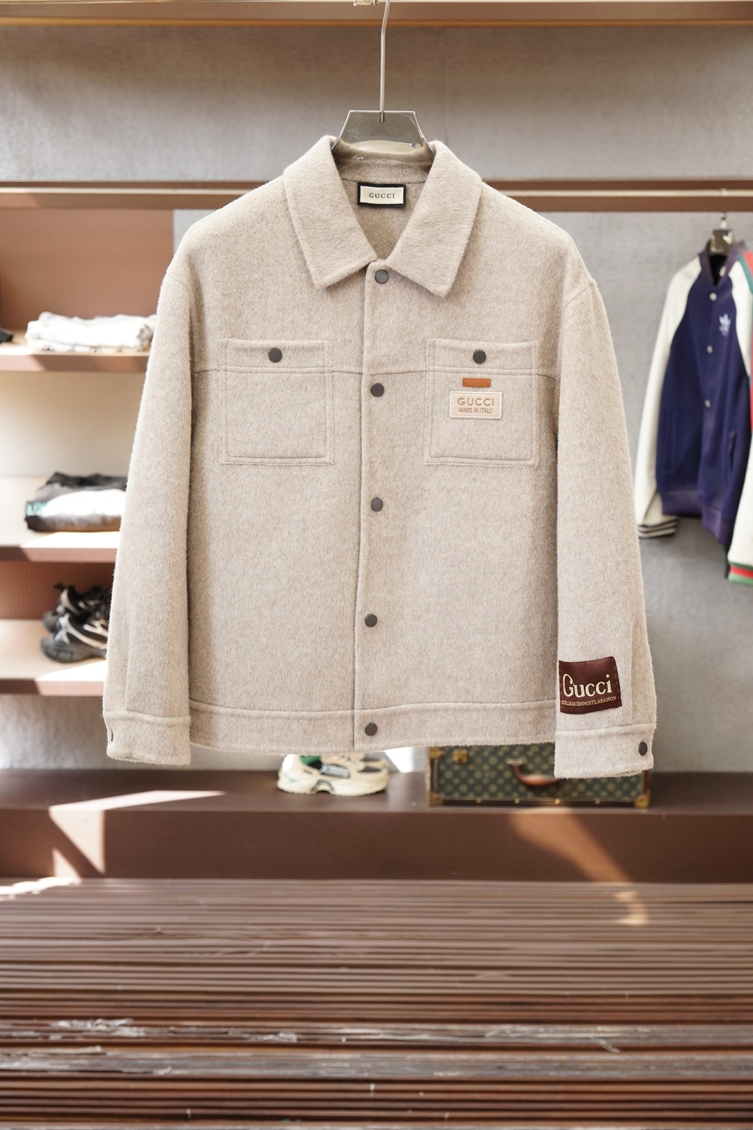 NO:625018,Gucci Gucci/2025 new autumn and winter products, advanced customization, classic wool cashmere jacket and suit, you don’t want to take it off when you put it on, high-end goods, high-quality imported customized materials, customized fabrics, more texture, high-end metallic button attachments, every detail is considered, the workmanship is really exquisite, the wiring is fine and well-proportioned, no excess threads, high-quality fashion, the best product for various occasions, whether it is business or leisure time!  Definitely an eye-catching style not to be missed. It shows off the fashionable charm ~ Sizes S-219860909Gucci古奇/2025秋冬新品 高级定制 经典之作爆羊毛羊绒外套西装 穿上就不想脱下来 高端好货 高品质进口定制材质 定制面料 更加有质感 高档金属质感纽扣附料 在细节上考虑的面面俱到 做工真的极其精湛 走线细密匀称 毫无多余线头 高品质时装 无论是商务还是休闲时候都能胜任各种场合的最佳强货！绝对是不容错过的吸睛款 尽显时尚魅力风尚~尺码S-2XL模特173/120斤S偏大一号）,,gucci,jackets & coats,business suit,alexander wang,Men's clothing