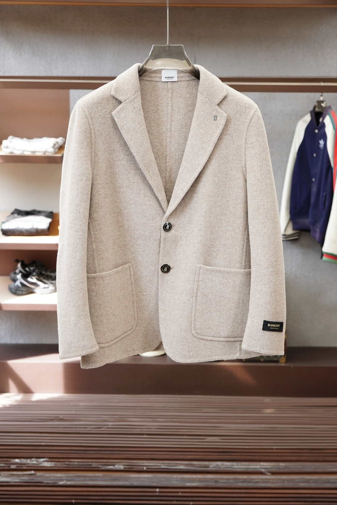 NO:625016,Burberry, BBR-2025 new autumn and winter products, advanced customization, classic wool cashmere jacket and suit, you don't want to take it off when you put it on, high-end goods, high-quality imported customized materials, customized fabrics, more texture, high-end metal texture button attachments, every detail is considered, the workmanship is really exquisite, the wiring is fine and well-proportioned, no excess threads, high-quality fashion, the best product for various occasions, whether it is business or leisure time!  It is definitely an eye-catching style not to be missed. It shows the fashionable charm ~ Sizes S-2XL (model 173/120 pounds (S is one size larger)), burberry, jackets & coats, business suit, alexander wang19860909巴宝莉,BBR-2025秋冬新品 高级定制 经典之作爆羊毛羊绒外套西装 穿上就不想脱下来 高端好货 高品质进口定制材质 定制面料 更加有质感 高档金属质感纽扣附料 在细节上考虑的面面俱到 做工真的极其精湛 走线细密匀称 毫无多余线头 高品质时装 无论是商务还是休闲时候都能胜任各种场合的最佳强货！绝对是不容错过的吸睛款 尽显时尚魅力风尚~尺码S-2XL模特173/120斤S偏大一号）,,burberry,jackets & coats,business suit,alexander wang,Men's clothing