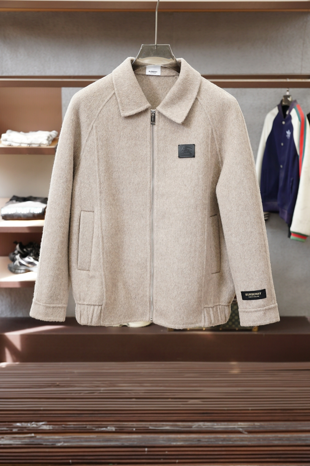 NO:625031,Burberry - 2025 autumn and winter new products, advanced customization, classic wool cashmere jacket and suit, you don't want to take it off when you put it on, high-end goods, high-quality imported customized materials, customized fabrics, more texture, high-end metallic button attachments, every detail is considered, the workmanship is really exquisite, the wiring is fine and well-proportioned, no excess threads, high-quality fashion, the best product for various occasions, whether it is business or leisure time!  It is definitely an eye-catching style not to be missed. It shows the fashionable charm ~ Sizes S-2XL (model 173/120 pounds (S is one size larger)), burberry, jackets & coats, business suit, alexander wang19860909巴宝莉-2025秋冬新品 高级定制 经典之作爆羊毛羊绒外套西装 穿上就不想脱下来 高端好货 高品质进口定制材质 定制面料 更加有质感 高档金属质感纽扣附料 在细节上考虑的面面俱到 做工真的极其精湛 走线细密匀称 毫无多余线头 高品质时装 无论是商务还是休闲时候都能胜任各种场合的最佳强货！绝对是不容错过的吸睛款 尽显时尚魅力风尚~尺码S-2XL模特173/120斤S偏大一号）,,burberry,jackets & coats,business suit,alexander wang,Men's clothing