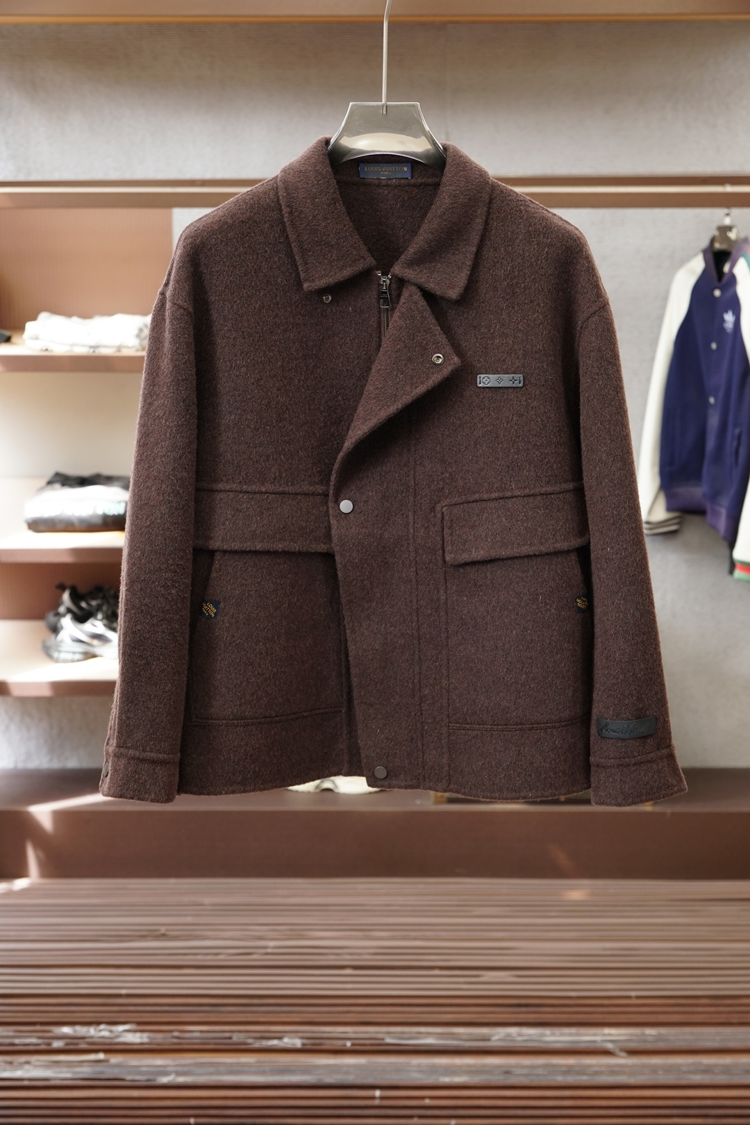 NO:625033,LV-Louis Vuitton-2025 autumn and winter new products, advanced customization, classic wool cashmere jacket and suit, you don’t want to take it off when you put it on, high-end goods, high-quality imported customized materials, customized fabrics, more texture, high-end metal button attachments, every detail is considered, the workmanship is really exquisite, the wiring is fine and well-proportioned, no excess threads, high-quality fashion, the best product for various occasions, whether it is business or leisure!  It is definitely an eye-catching style not to be missed. It shows the fashionable charm ~ Sizes S-2XL (model 173/120 pounds) (S is one size larger),, louis vuitton, louis vuitton, jackets & coats, business suit, alexander wang19860909LV-路易威登-2025秋冬新品 高级定制 经典之作爆羊毛羊绒外套西装 穿上就不想脱下来 高端好货 高品质进口定制材质 定制面料 更加有质感 高档金属质感纽扣附料 在细节上考虑的面面俱到 做工真的极其精湛 走线细密匀称 毫无多余线头 高品质时装 无论是商务还是休闲时候都能胜任各种场合的最佳强货！绝对是不容错过的吸睛款 尽显时尚魅力风尚~尺码S-2XL模特173/120斤S偏大一号）,,louis vuitton,louis vuitton,jackets & coats,business suit,alexander wang,Men's clothing