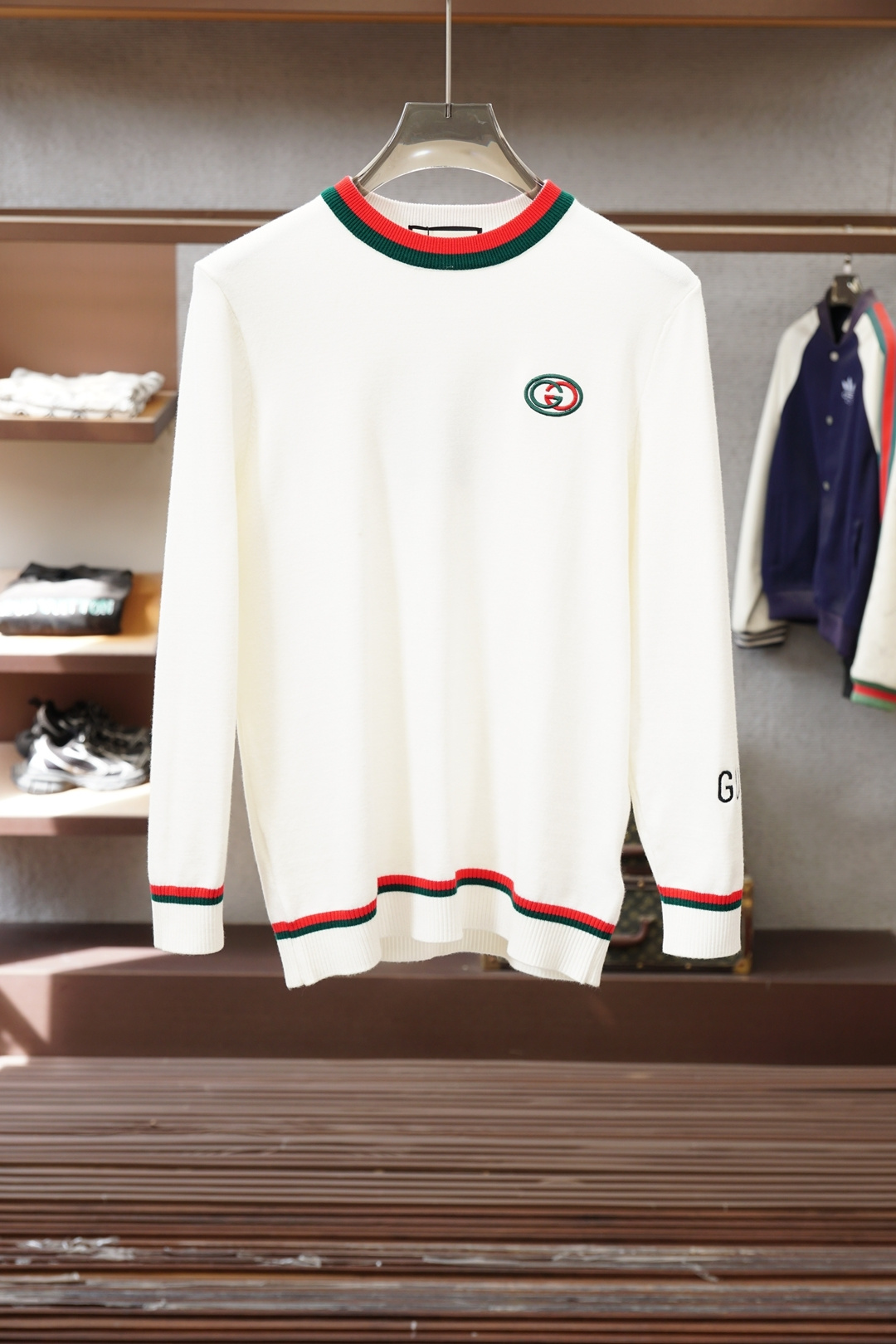 NO:625002,Gucci Gucci/2025 new wool blended pullover crew neck sweater is made of selected wool blended fabrics, showing a jacquard worsted plaid pattern, creating an exquisite design. The weight factor makes the clothes very drapey, and the design of the cardigan makes the upper body more lazy. It is perfectly in line with the fashion concept of B's ​​latest series, and experience the latest style!  !  Size M-3XL,,gucci,sweaters,alexander wang19860909Gucci古奇/2025新款羊毛混纺套头圆领毛衣 精选羊毛混纺面料制成,呈现提花精纺的格纹图案,缔造精致设计感.以及重量的因素让衣服非常具有垂感以及开衫的设计让上身更具慵懒气质,完美的符合B最新系列风格的时尚理念,体验最新的风情！！ 尺码M-3XL,,gucci,sweaters,alexander wang,Men's clothing